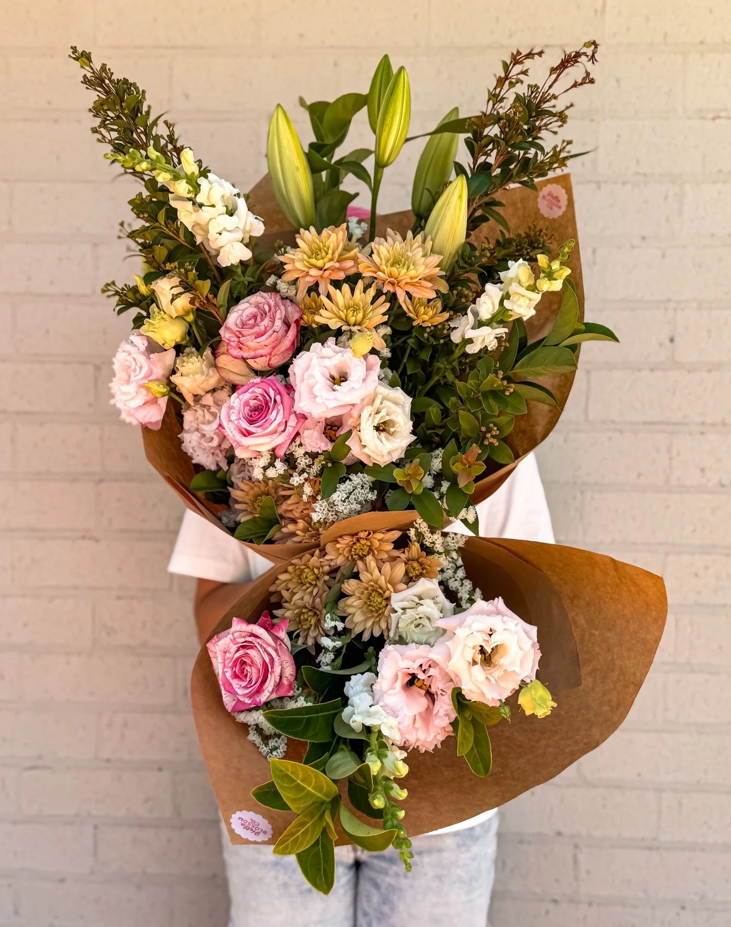 W E D N E S D A Y 

Soft, pretty and quietly showing off 😌

Today&rsquo;s bunch is all about gentle colour, lush texture and I put real thought into this energy 🌿✨

She&rsquo;s serving up:
🌸 Pink roses (romantic, but not try-hard)
🌼 Chrysanthemum