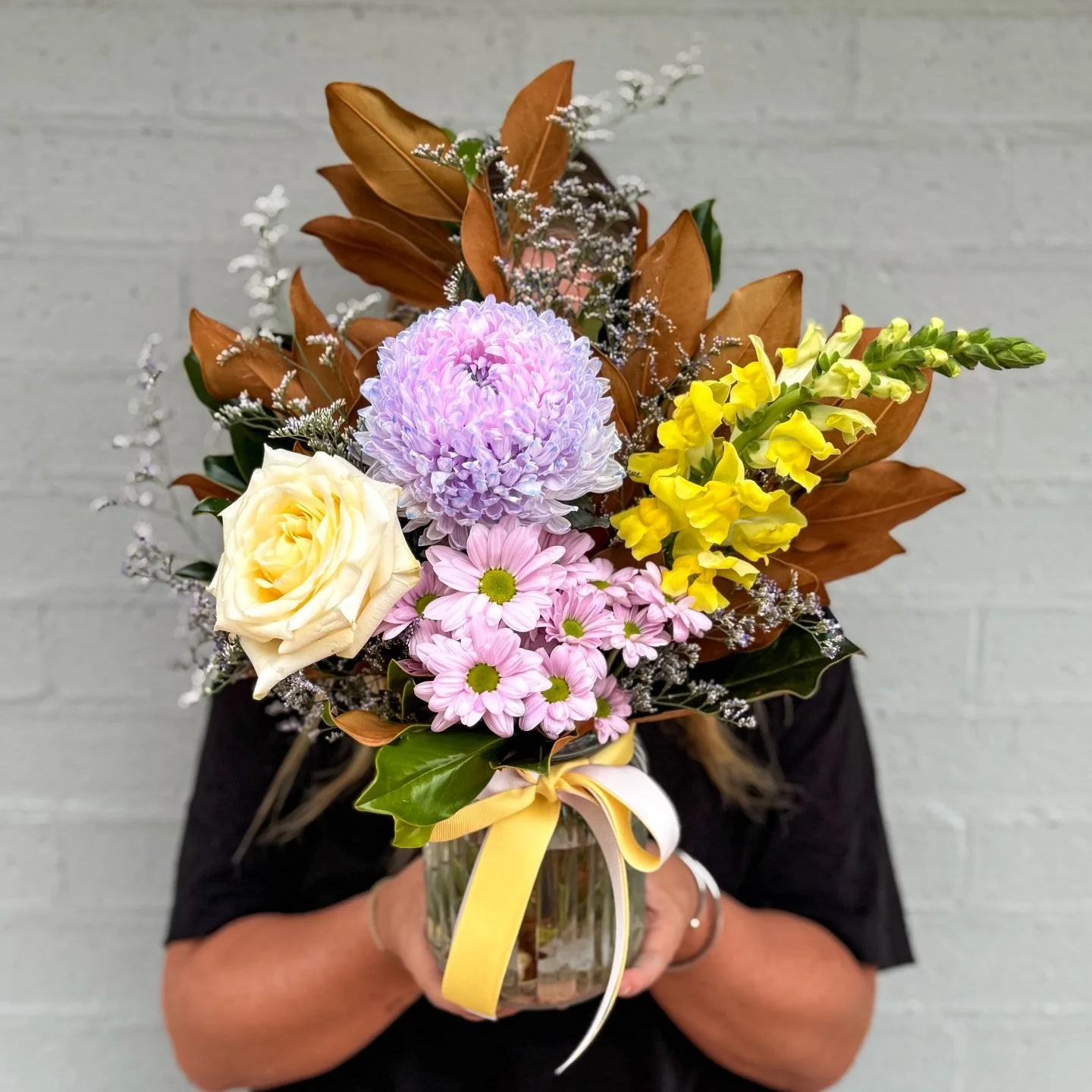 T U E S D A Y

Soft sunshine energy with a little happy chaos sprinkled in ✨
She&rsquo;s bright, she&rsquo;s cheerful, she&rsquo;s the floral equivalent of a good mood.

Tomorrows bunch is serving up pastel joy meets golden glow &mdash; fresh, uplift