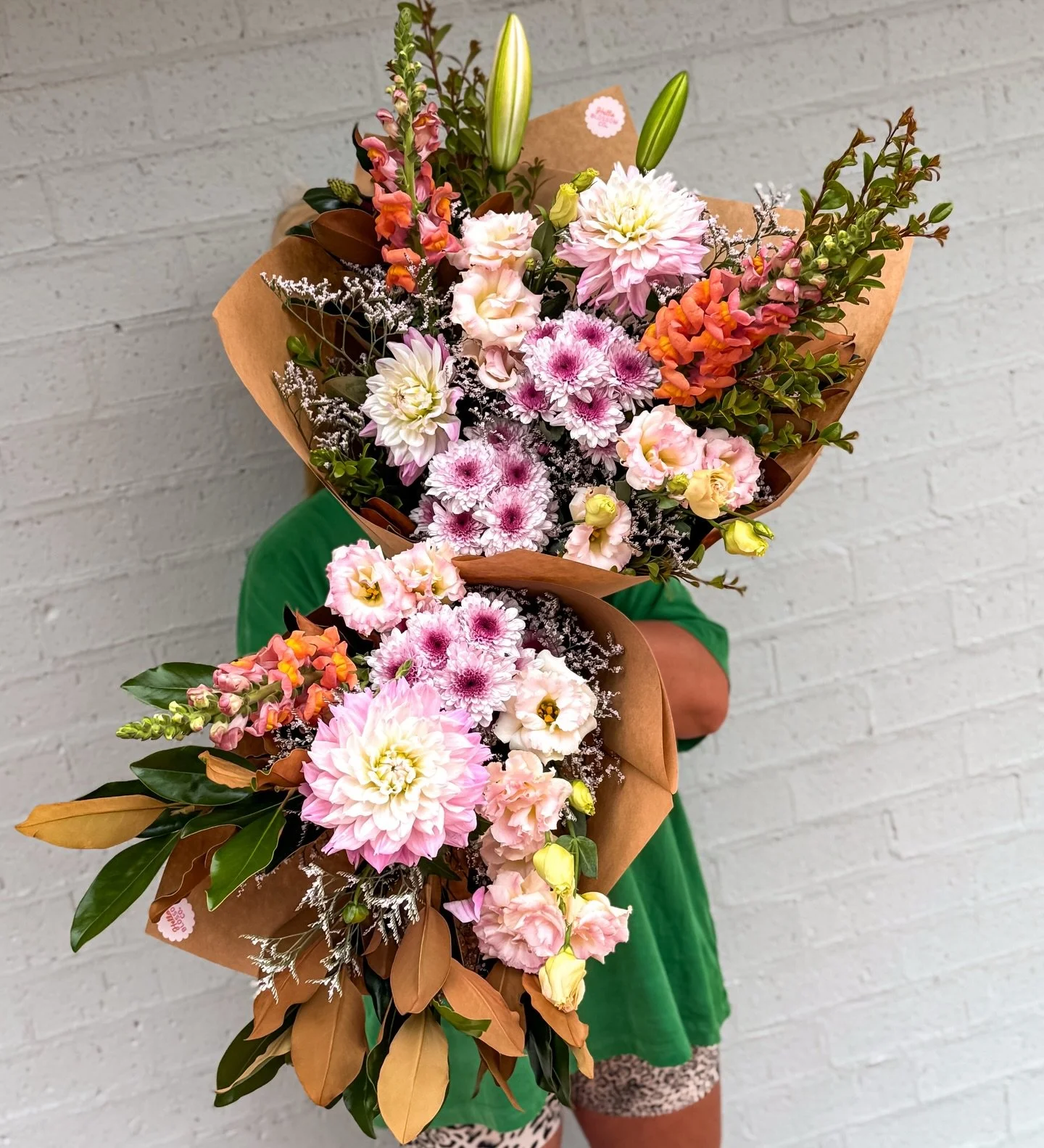 F R I D A Y 

Soft. Pretty. Slightly dramatic (in the best way).

Today&rsquo;s bunch is bringing pastel garden party energy with layers of texture and big bloom moments 🌿✨

She&rsquo;s serving up:
🌸 Dahlias (fluffy, show-off queens)
🌷 Lisianthus 