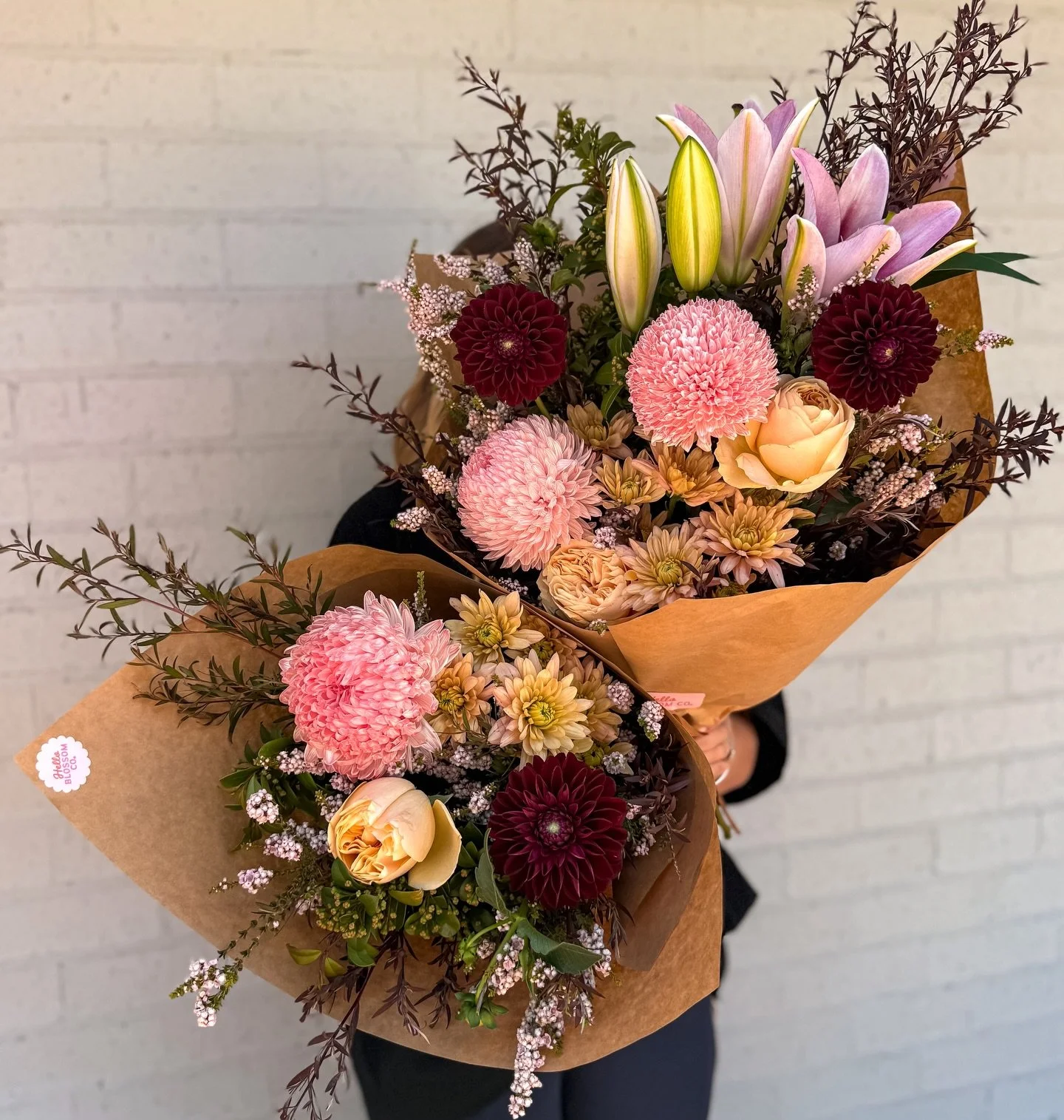 T H U R S D A Y

Moody meets pretty and they did not come to play they come to knock your socks right off!! 

Today&rsquo;s bunch is bringing soft blush and apricot romance with a cheeky pop of deep wine drama 🍷🌸

She&rsquo;s serving up:
🌸 Apricot