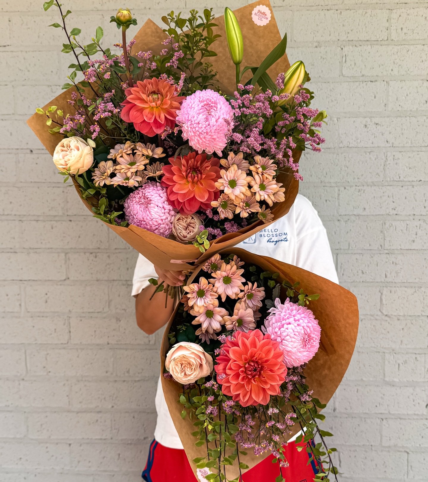 T U E S D A Y 

Tuesday&rsquo;s bunch is bringing warm sunset tones, fluffy pink moments and big bloom energy 🌿💥

She&rsquo;s serving up:
🌺 Dahlias (main character energy x 100)
🌸 Disbud chrysanthemums (soft, cloud-like perfection)
🌼 Daisy chrys