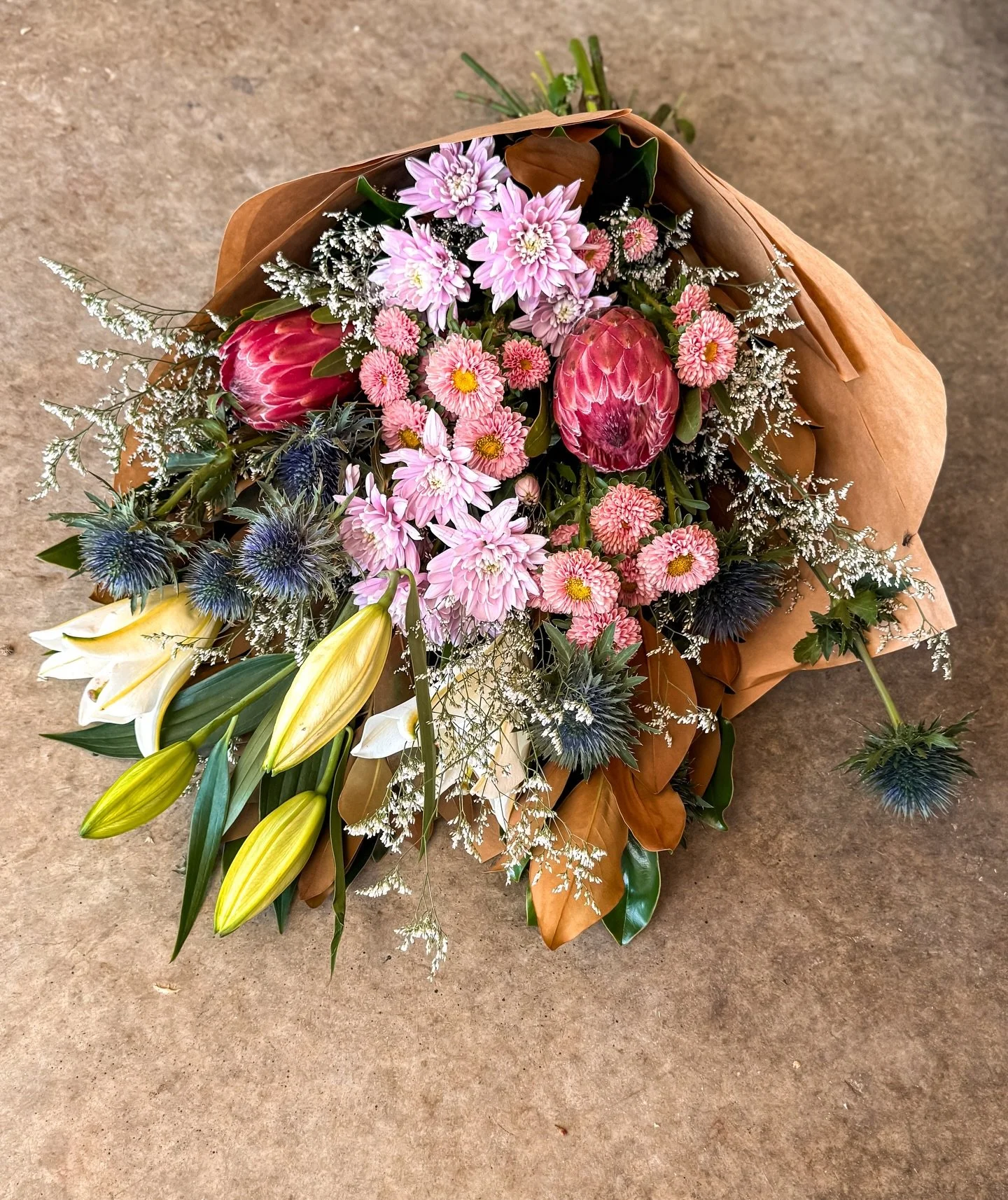 F R I Y A Y 

A little bit country. A little bit cool. A whole lotta wow.

Today&rsquo;s bunch is bringing earthy texture and soft pink pops with that wild, untamed edge 🌾💕

She&rsquo;s serving up:
🌸 Pink disbud chrysanthemums (soft and fluffy goo