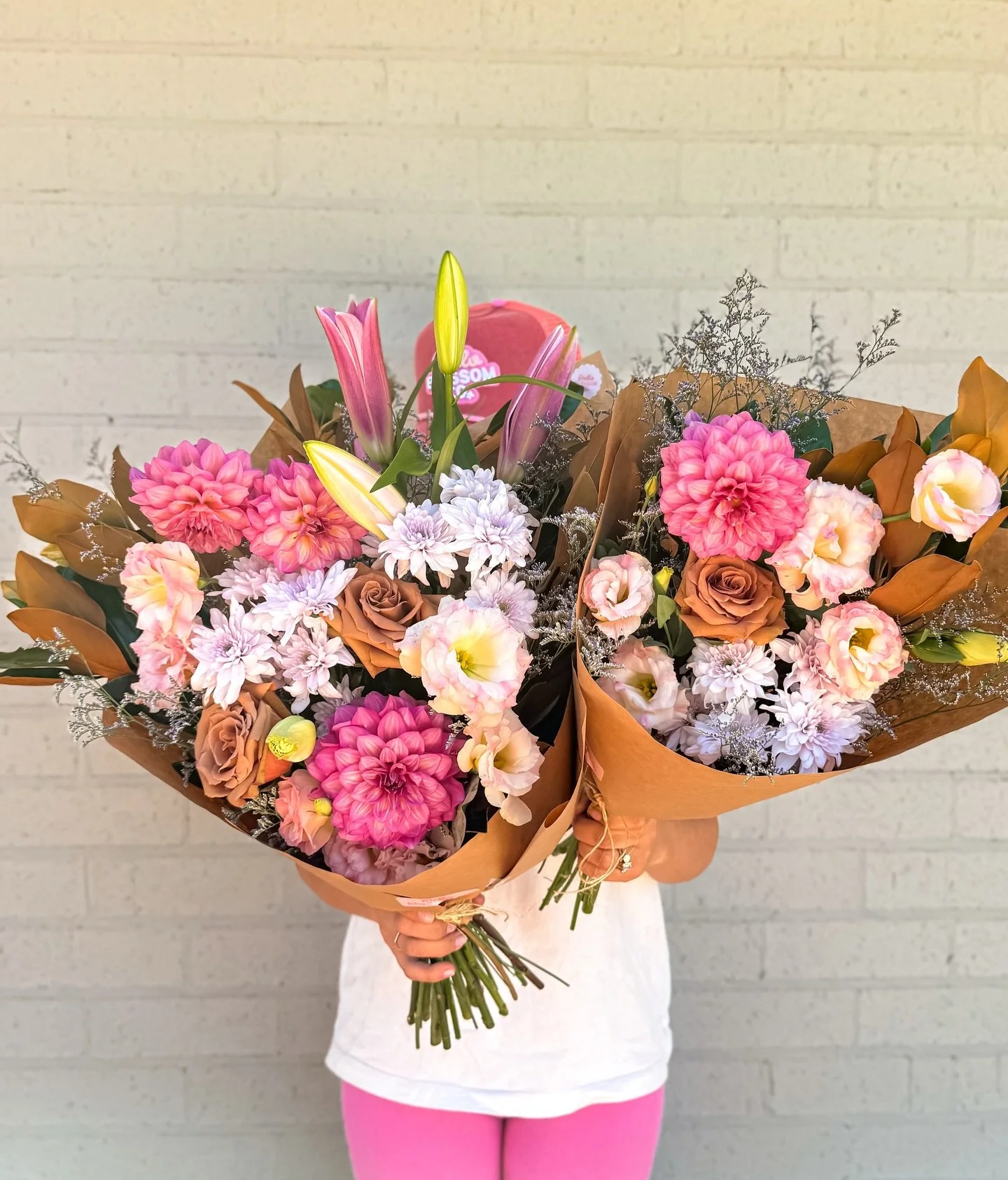 M O N D A Y 

If Monday had a glow-up&hellip; this would be her.

Soft but powerful. Pretty but packing personality. She&rsquo;s giving warm caramel tones with pops of pink that just hit.

Today&rsquo;s bunch is bringing blush, bronze and big bloom e