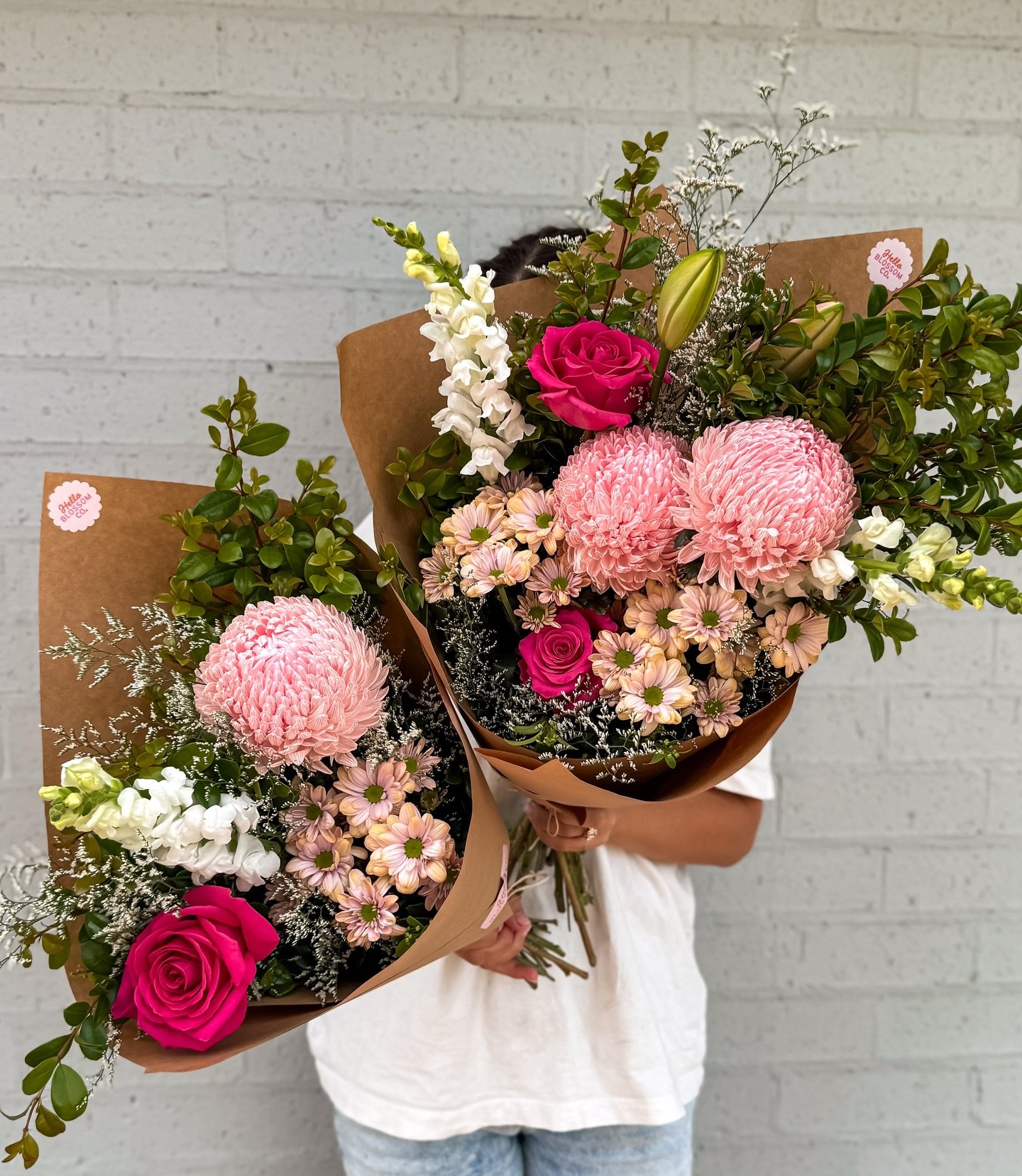 T U E S D A Y

Today&rsquo;s bunch is bringing blush layers, pops of hot pink and that lush garden fullness we live for 🌿💥

She&rsquo;s serving up:
🌸 Disbud Chrysanthemums (fluffy queen status)
🌹 Hot Pink Roses (main character moment)
🌼 Blush Da