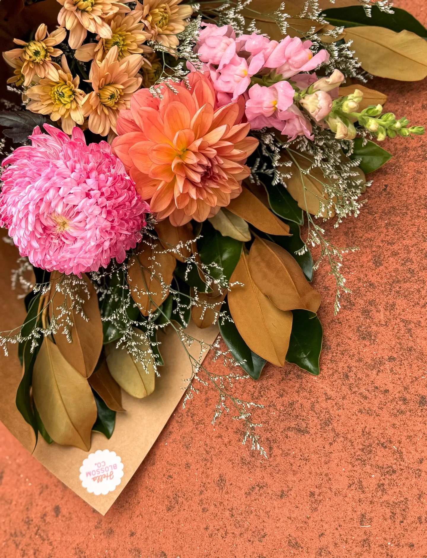 W E D N E S D A Y 

Today&rsquo;s bunch is bringing all the autumn spice and sunset tones with layered texture and serious bloom power 🍂✨

She&rsquo;s serving up:
🌸 Dahlia (peachy sunset perfection)
🌼 Disbud Polaris Chrys (soft caramel queen)
🌺 B