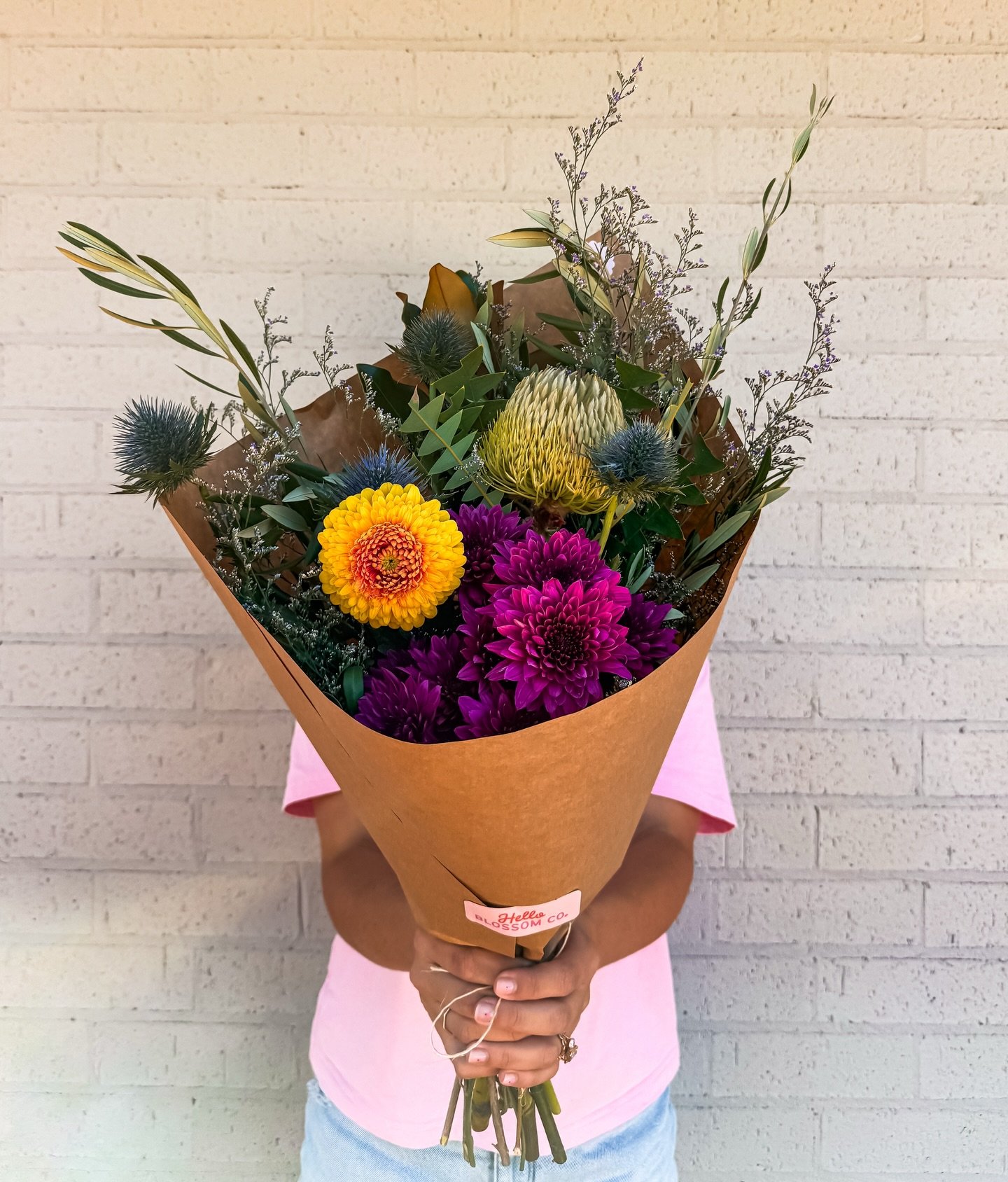 T H U R S D A Y 

Thursday&rsquo;s bunch is bringing all the texture with bold colour, spiky goodness and a little Aussie native attitude thrown in for good measure.

She&rsquo;s rocking:
🌸 Vibrant chrysanthemums
🌼 Golden gerbera
🌾 Striking banksi