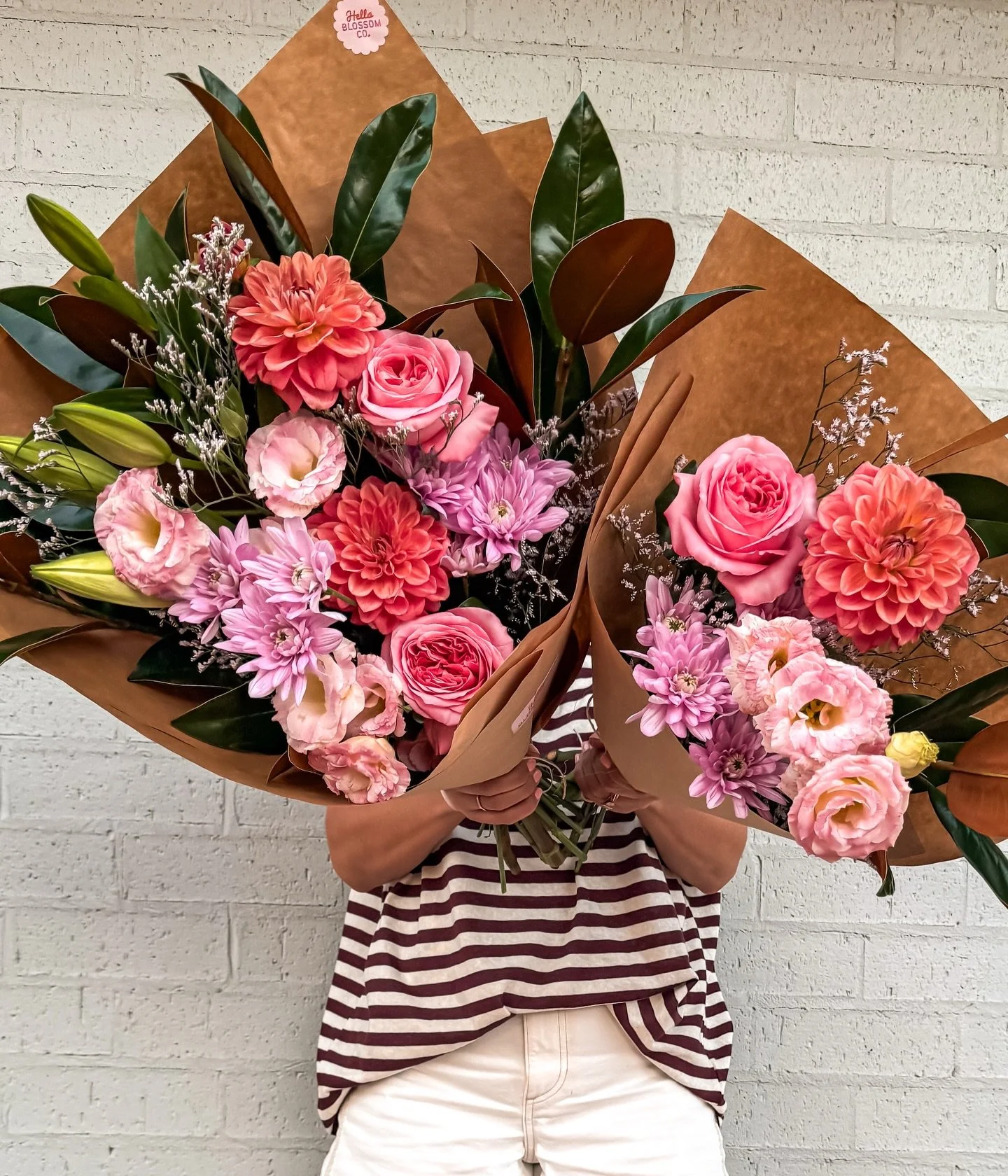 M O N D A Y 

Monday&rsquo;s bunch is bringing soft romantic tones with a little punch of coral and lush greenery 🌿💥

She&rsquo;s serving up:
🌸 Dahlias (big bloom drama queens)
🌹 Roses (the classic that never misses)
🌷 Lisianthus (soft, ruffled 