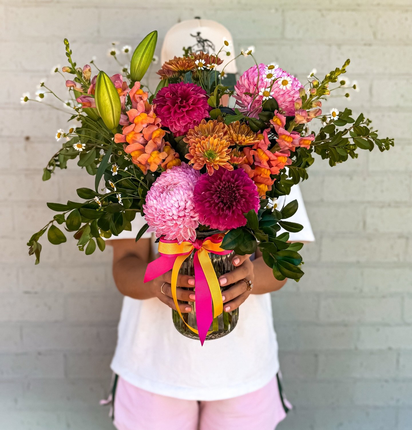 M O N D A Y 

Hot pink, punchy, and absolutely not here to be subtle 🔥

Monday&rsquo;s bunch is bringing bold colour, big texture and a little bit of attitude 🌿💥

She&rsquo;s serving up:
🌸 Dahlias (main character energy)
🌼 Chrysanthemums (full +