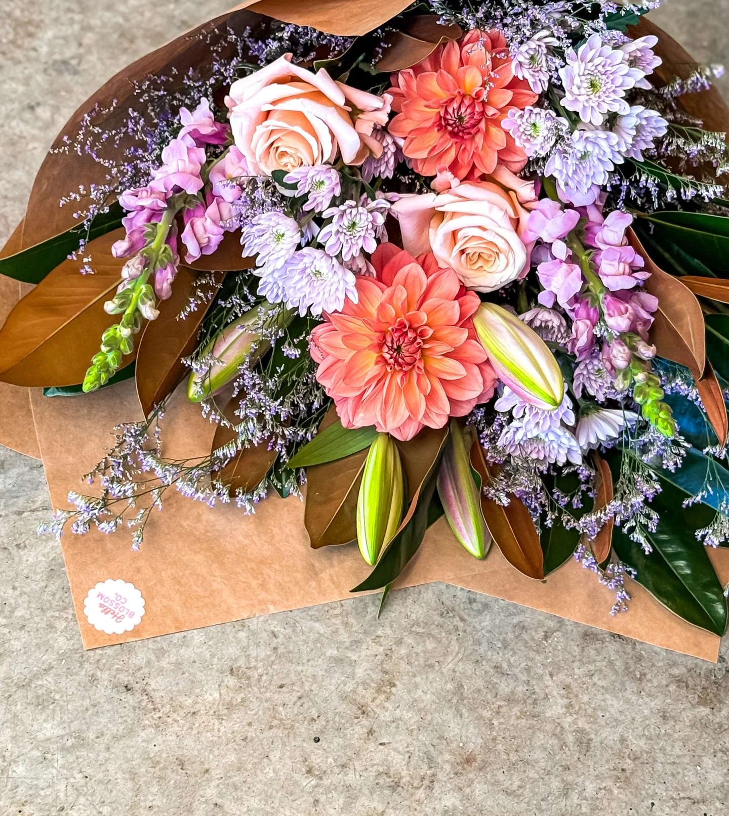 T U E S D A Y 

Proof that soft can still have main character energy 😮&zwj;🔥

Today&rsquo;s bunch is giving peachy, dreamy, just-a-little-bit-fancy vibes with a pop of punchy coral to keep things interesting 🌿

She&rsquo;s serving up:
🌸 Dahlias (