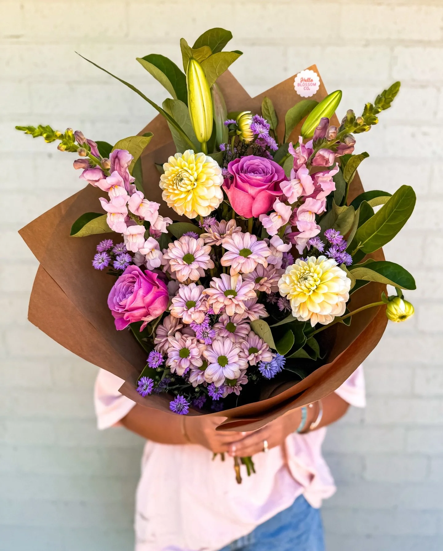 F R I Y A Y

She&rsquo;s flirty, fresh and fully booked for a good time 💁&zwj;♀️✨

Today&rsquo;s bunch is bringing soft pastels with a little pop of sass &mdash; think pretty but not boring 🌿💥

She&rsquo;s serving up:
🌹 Roses (the flirty ones)
🌼