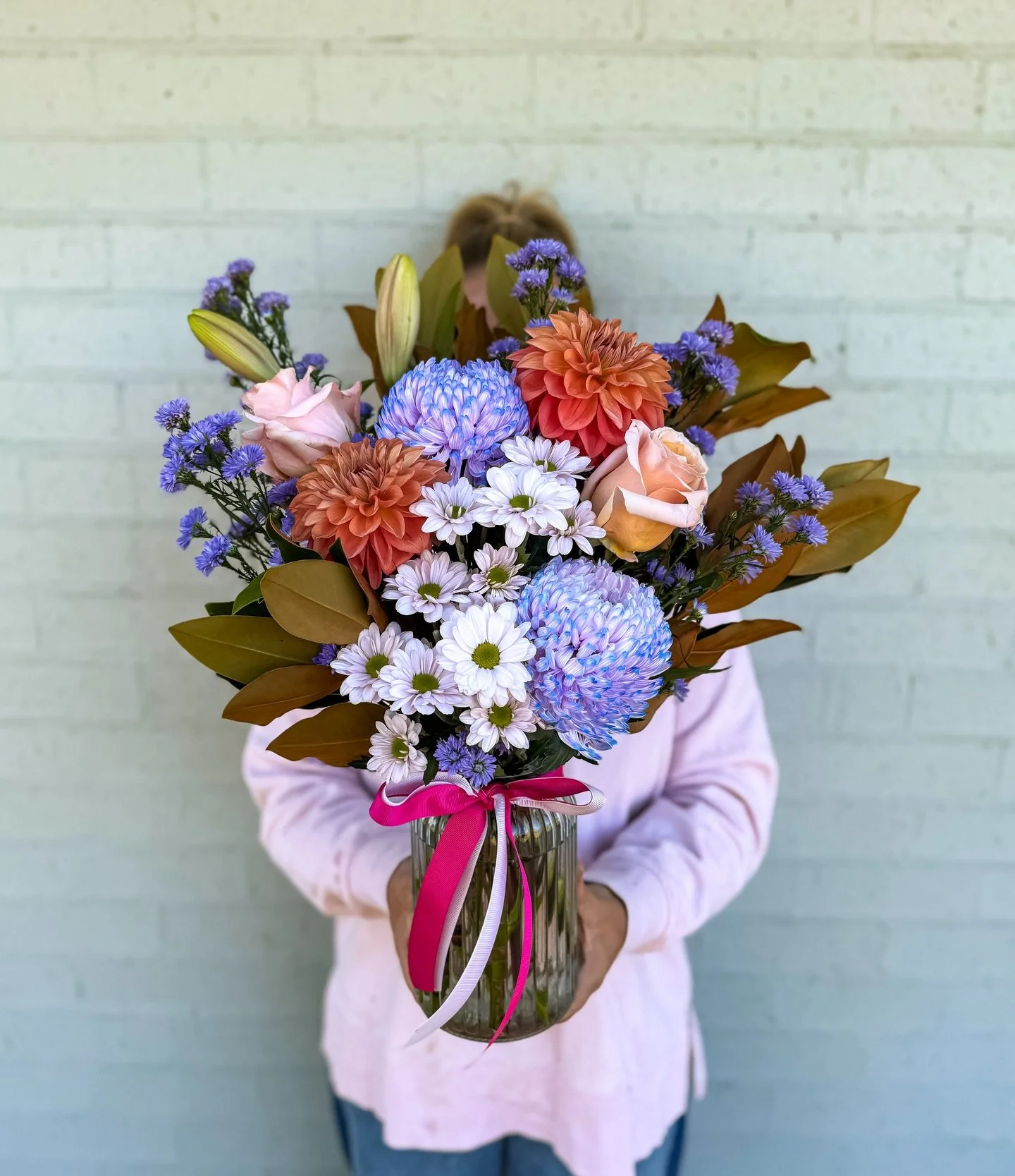 W E D N E S D A Y 

Wednesdays bunch is bringing all the pastel goodness with a little pop of colour to keep things interesting 🌸✨

She&rsquo;s serving up:
🌸 Disbud mums (big fluffy queens)
🌼 Daisies (fresh + sweet)
🌹 Roses (soft and dreamy)
🌺 D