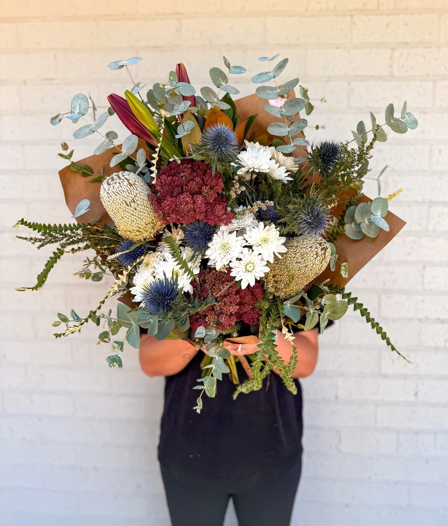 T H U R S D A Y

A little bit wild, a little bit moody&hellip; and seriously hard to ignore.

Today&rsquo;s bunch is bringing rich tones, textured blooms and that &ldquo;I didn&rsquo;t try but still look put together&rdquo; energy 🌿✨

She&rsquo;s se