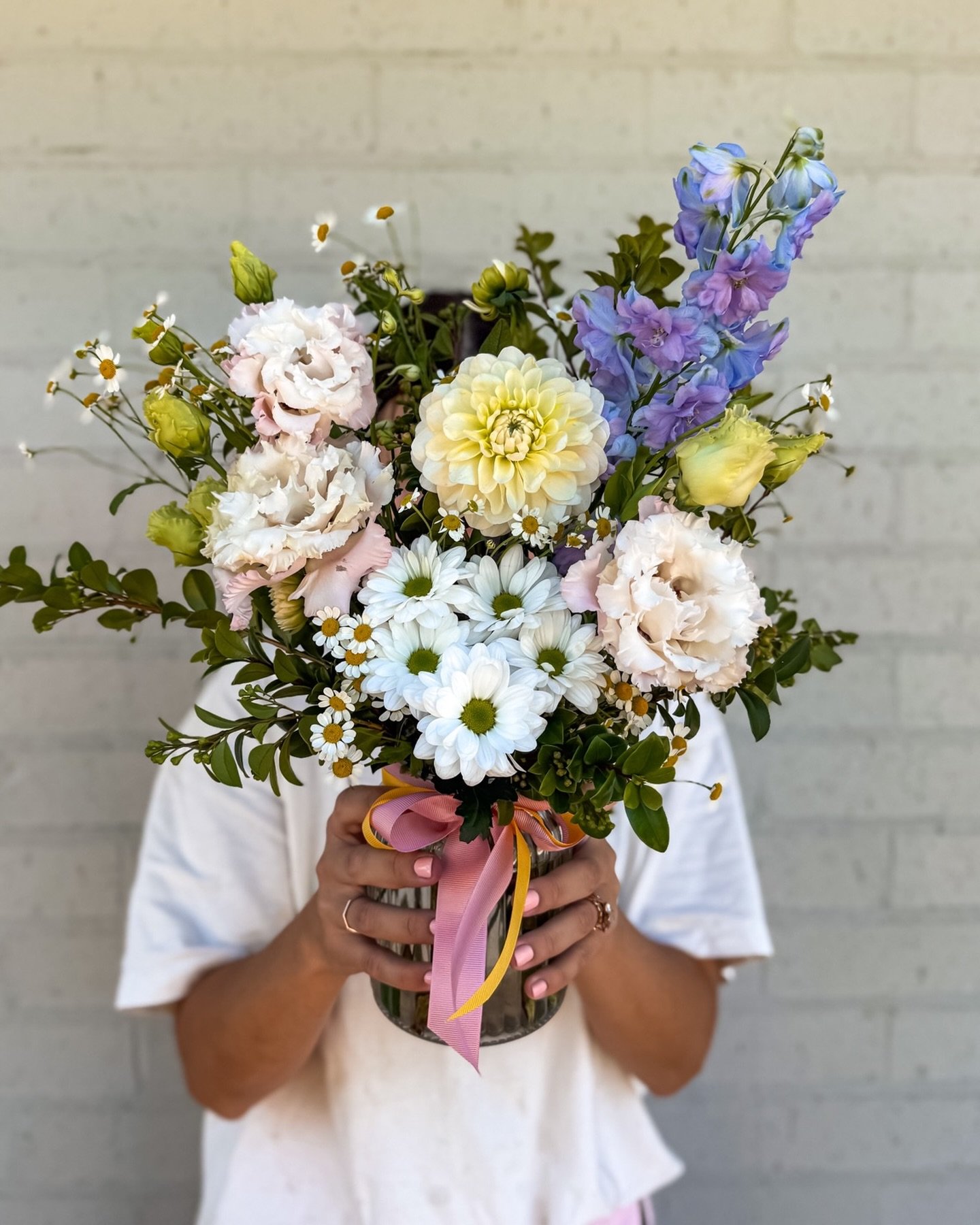 T U E S D A Y Soft, pretty, and quietly stealing the show&hellip;

Today&rsquo;s bunch is all about buttery yellows + pastel blues with that fresh, dreamy feel 🌼🫐

Perfect for soft moments, sweet surprises, or just because you deserve something pre