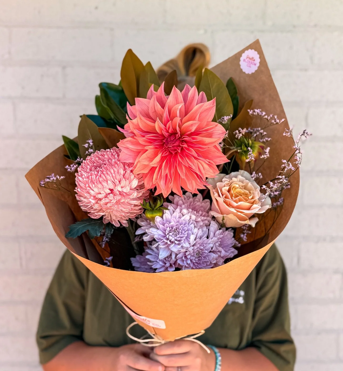 F R I Y A Y

Soft, pretty&hellip; with just enough attitude to carry you into the weekend 💅

Today&rsquo;s bunch is bringing warm peachy tones, dusty pinks and a soft lilac layer, with that bold coral moment stealing the spotlight 🌿✨

She&rsquo;s s