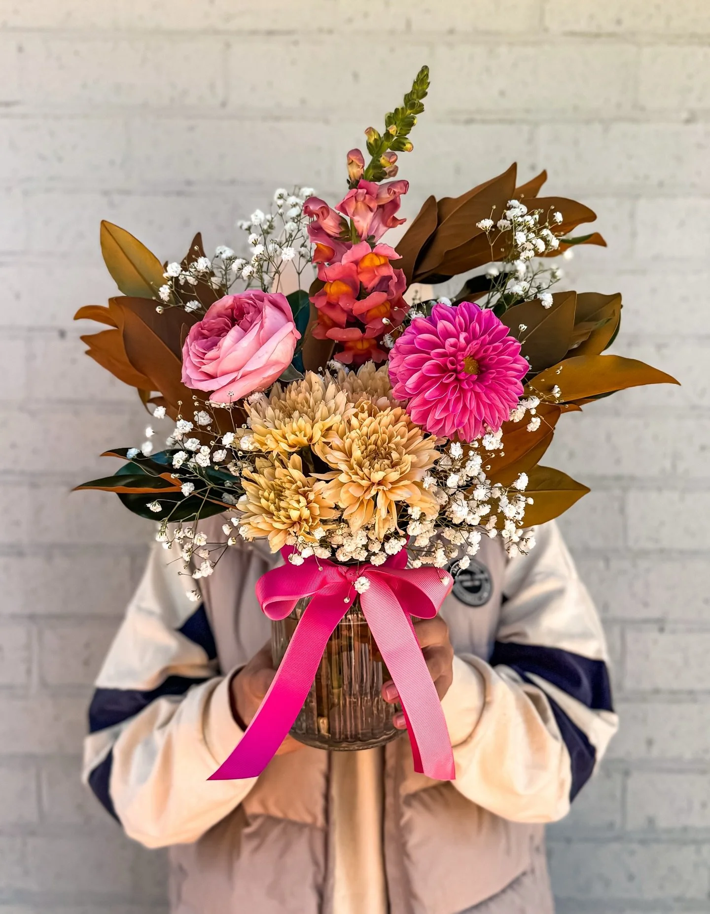 T U E S D A Y 

Serving sweet with a little spice today&hellip; she&rsquo;s soft, she&rsquo;s punchy, and she knows she looks good 😌💕

She&rsquo;s showing off:
🌸 Blush roses (classic pretty girl energy)
🌼 Caramel chrysanthemums (textured + cosy v