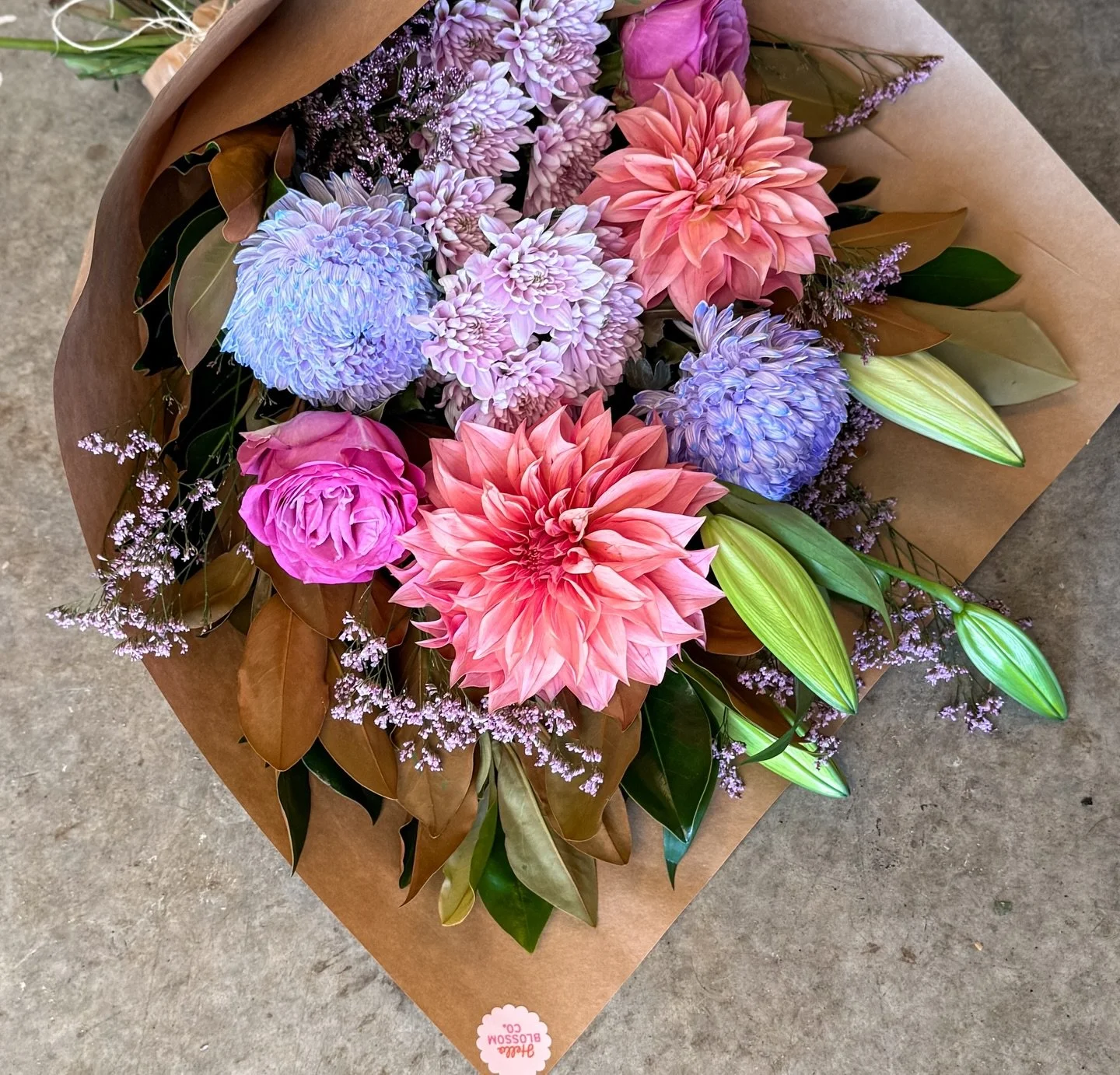 F R I D A Y 

Friday&rsquo;s bunch is bringing dreamy pastels with a punch of peachy warmth 🌿💥

She&rsquo;s serving up:
🌸 Dahlias (big, juicy showstoppers)
🌼 Disbuds (fluffy pastel perfection)
🌹 Roses (classic, but make it cute)
💜 Statice (the 