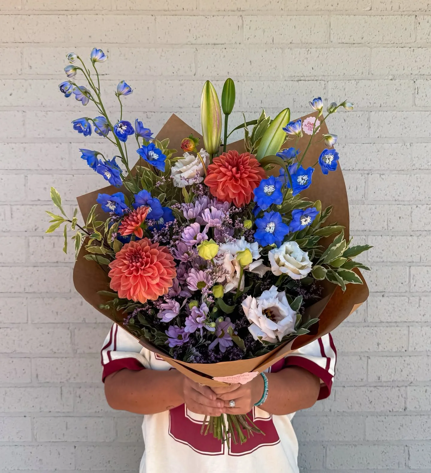 M O N D A Y 

She&rsquo;s bold, she&rsquo;s bright, and she&rsquo;s not here to be ignored 🔥💙

Monday&rsquo;s bunch is bringing all the colour-clash magic &mdash; punchy corals, electric blues, and soft lilac moments tying it all together 🌿💥

She