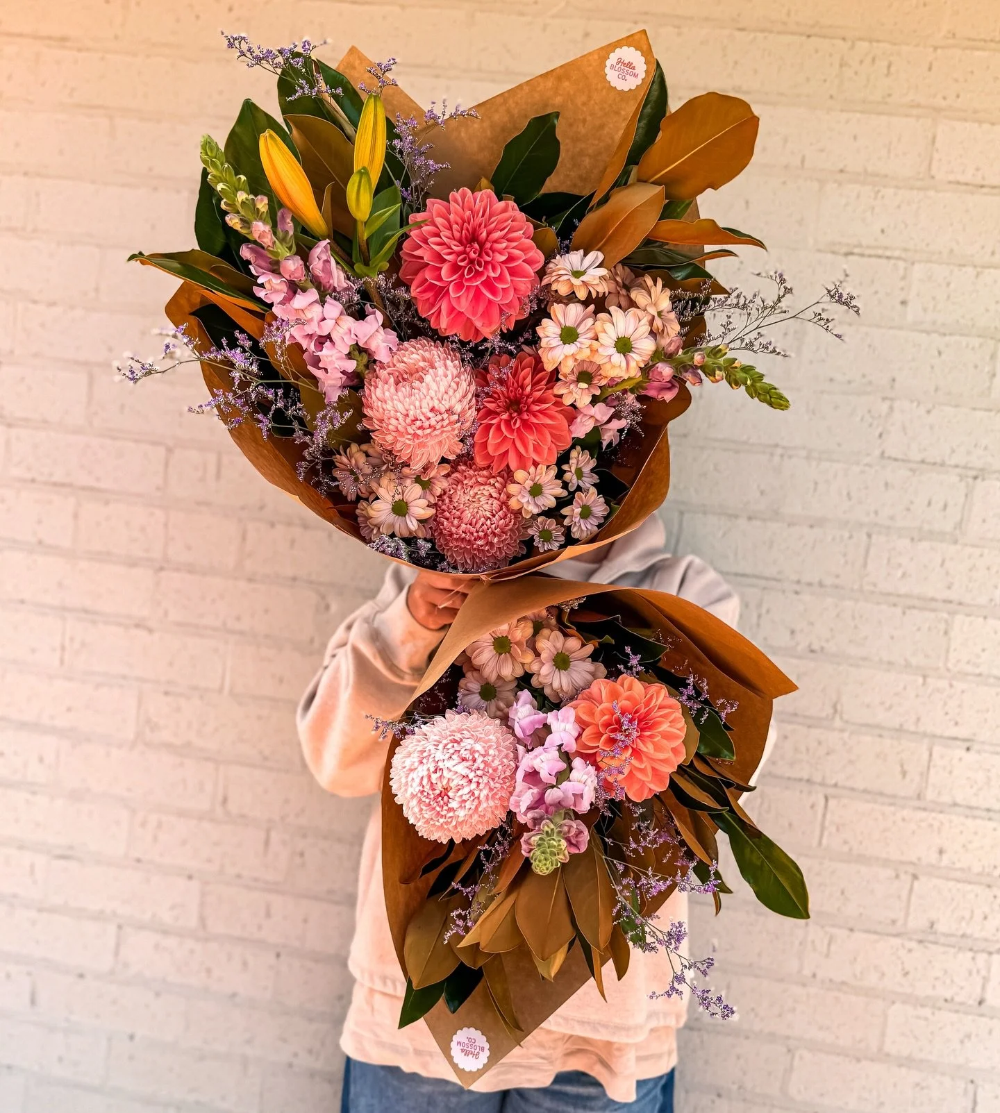 W E D N E S D A Y

She&rsquo;s soft&hellip; but she&rsquo;s not here to be ignored.

Wednesday&rsquo;s bunch is bringing warm autumn tones with a little punch of pinky-peach goodness 🌿💥

She&rsquo;s serving up:
🌸 Dahlias (the ultimate show-offs)
?