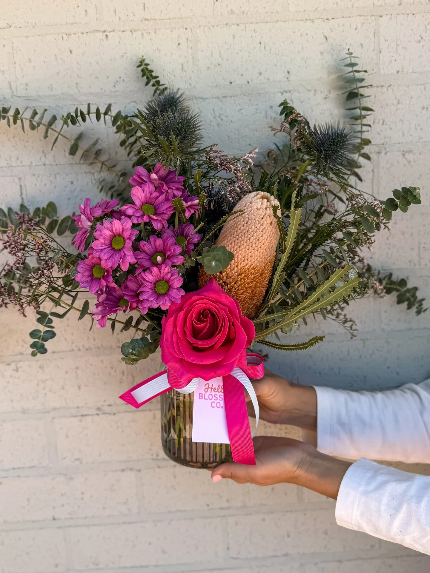 T H U R S D A Y 

Thursdays bunch is bringing bold colour, texture and that &ldquo;I didn&rsquo;t try but still look amazing&rdquo; energy 🌿💥

She&rsquo;s serving up:
🌸 Pink chrysanthemums (bright + happy little pop-offs)
🌹 Hot pink rose (main ch