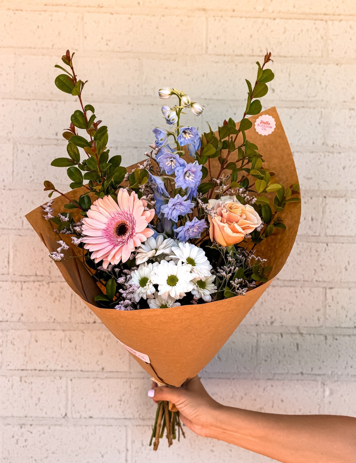 F R I Y A Y. 

Soft girl energy&hellip; but make it effortlessly cool ✨

Friday&rsquo;s bunch is bringing dreamy pastels with a little pop of playful 🌿💥

She&rsquo;s serving up:
🌸 Gerbera (that blushy pink moment)
🌹 Rose (peachy perfection)
🌼 Ch