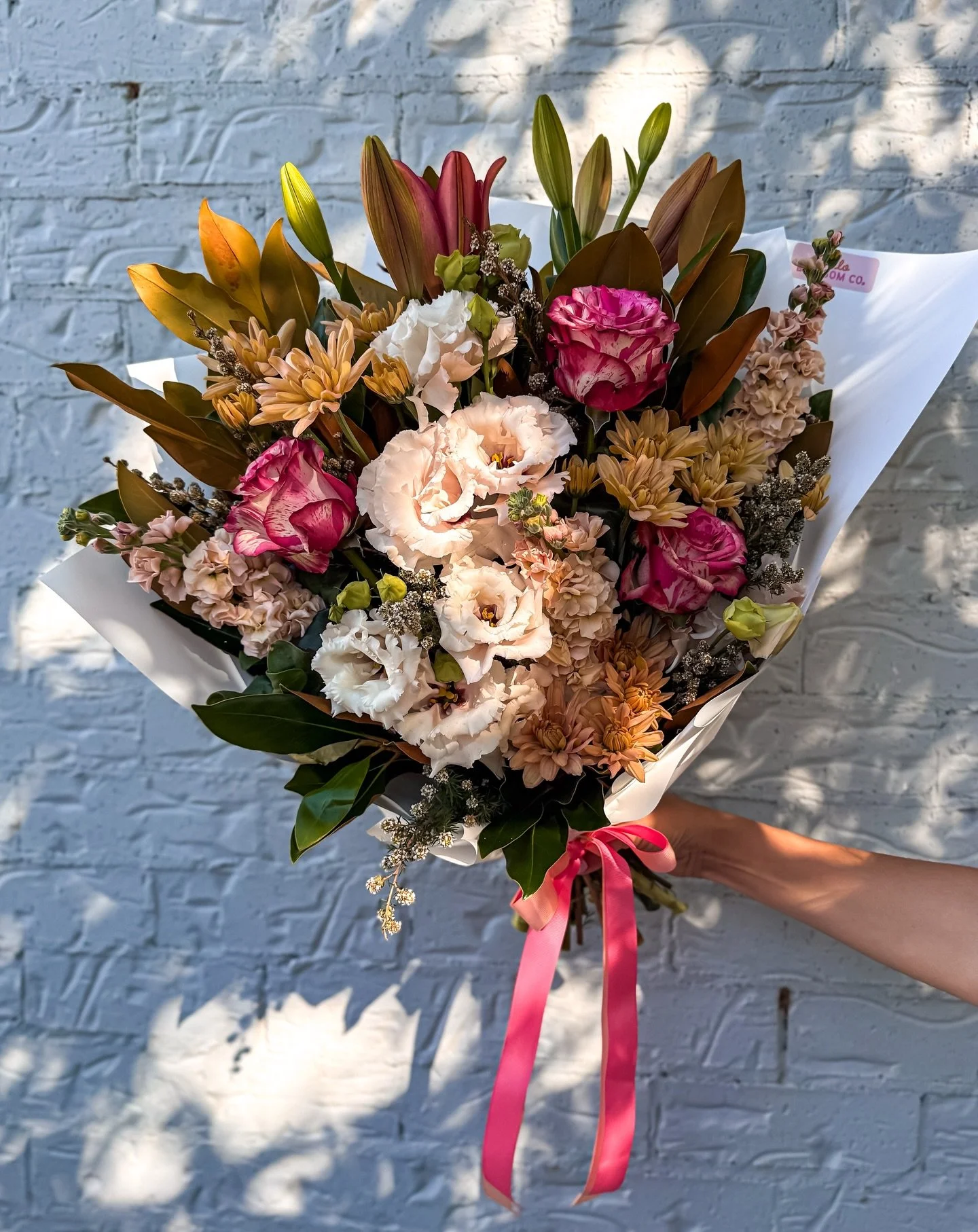 T U E S D A Y 

She&rsquo;s a little bit moody&hellip; a little bit romantic&hellip; and fully that girl.

Tuesday&rsquo;s bunch is bringing all the rich autumn tones with soft creams, dusty pinks and those deep, earthy leaves 🍂✨

She&rsquo;s servin