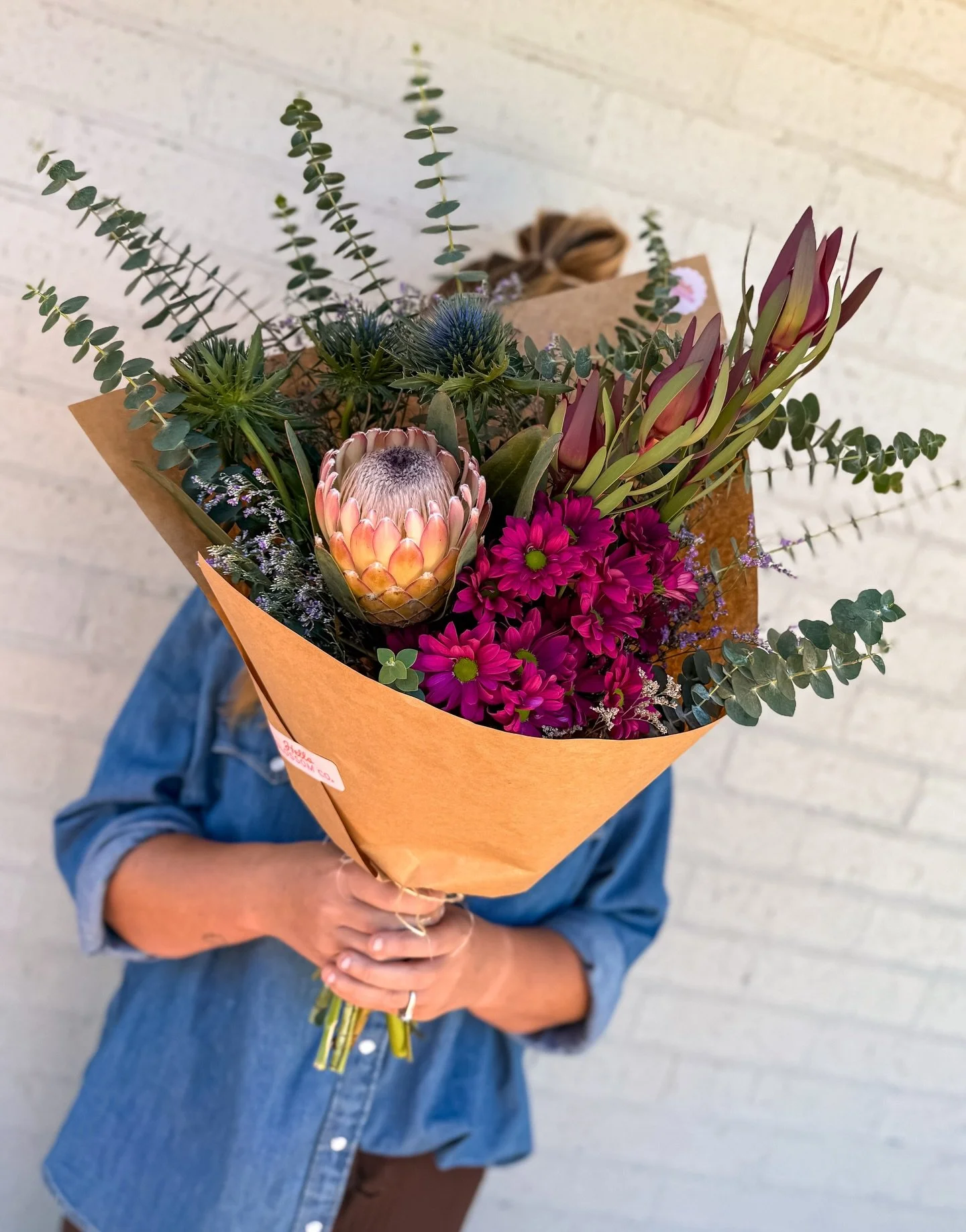 T H U R S D A Y 

Thursdays bunch is bringing bold colour, texture, and a whole lotta attitude 🌿🔥

She&rsquo;s serving up:
🌸 Protea (the main character energy we love)
🌿 Eucalyptus (fresh + lush goodness)
💥 Thistle (spiky little moment for textu