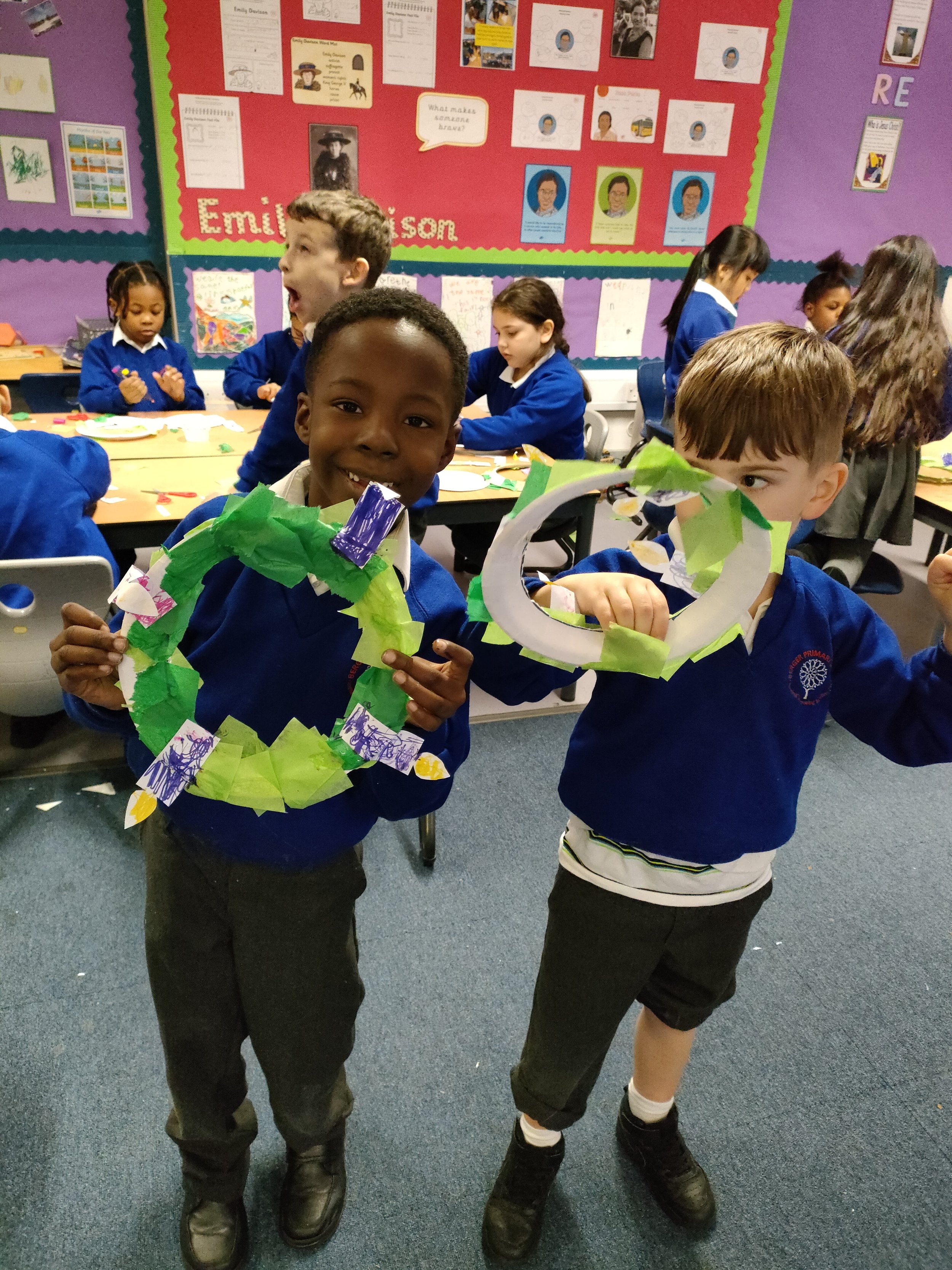 Making advent wreaths in RE.