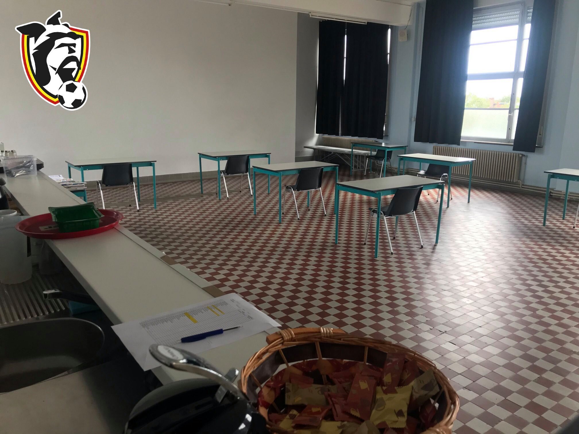 Corona-inloop met koffie en luisterend oren