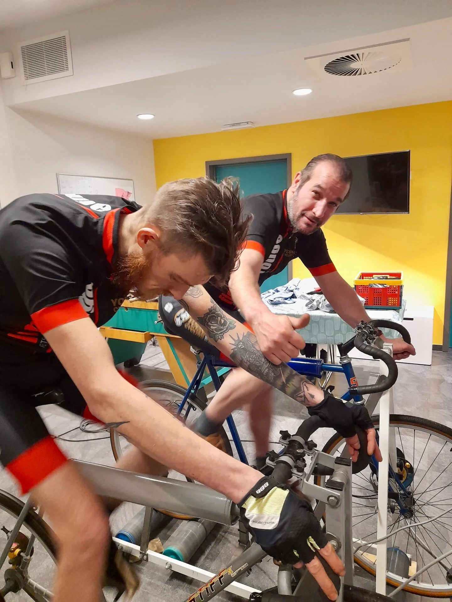 Les cyclistes de Courtrai organisent un championnat sur rouleaux