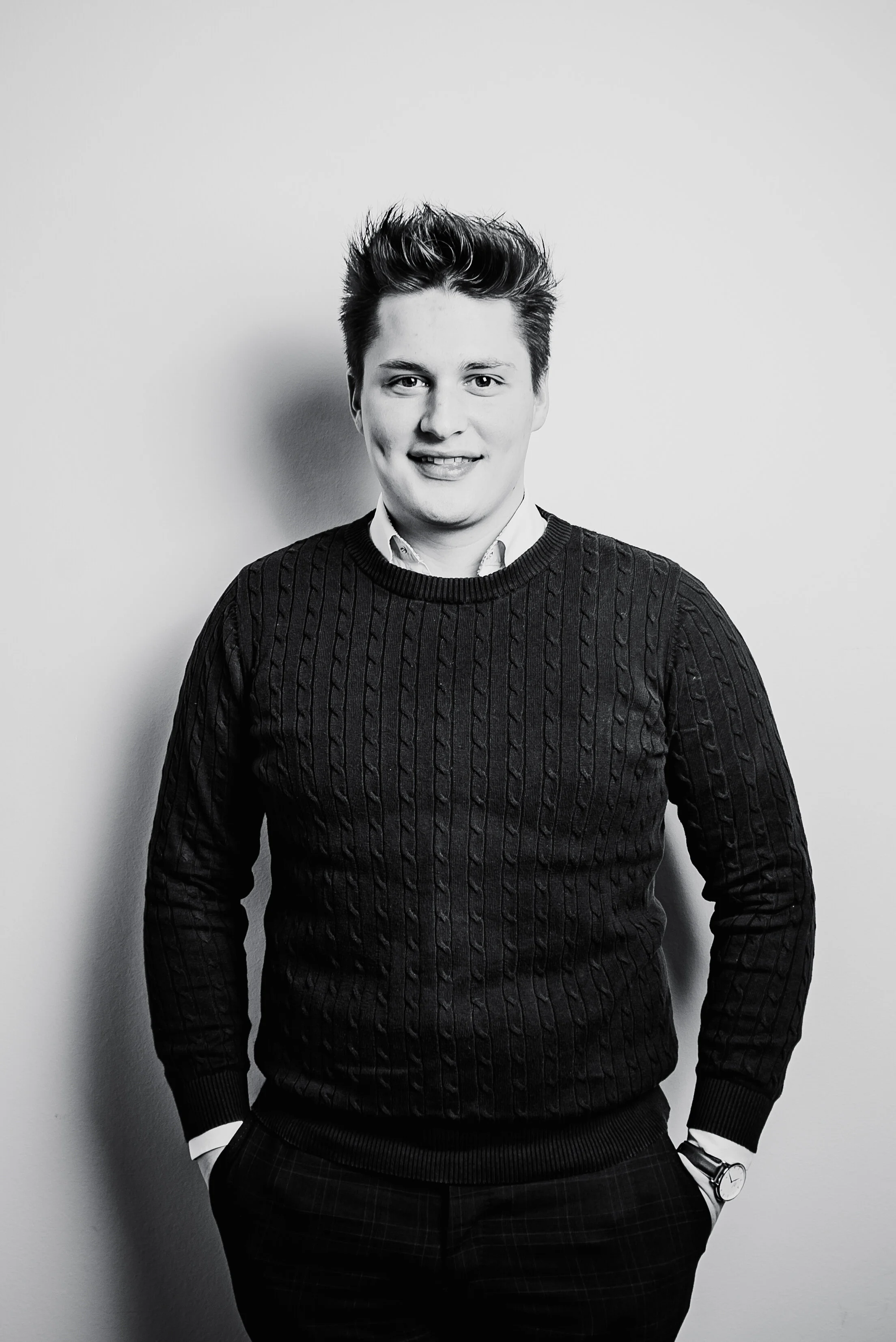 Jordy Plovie , EliteGraphx . Was student Digitale en Grafische Media Begonnen met studeren maar toch zo een grote passie gekregen voor ondernemen en nu full-time bezig met zijn ontwerpbureau.