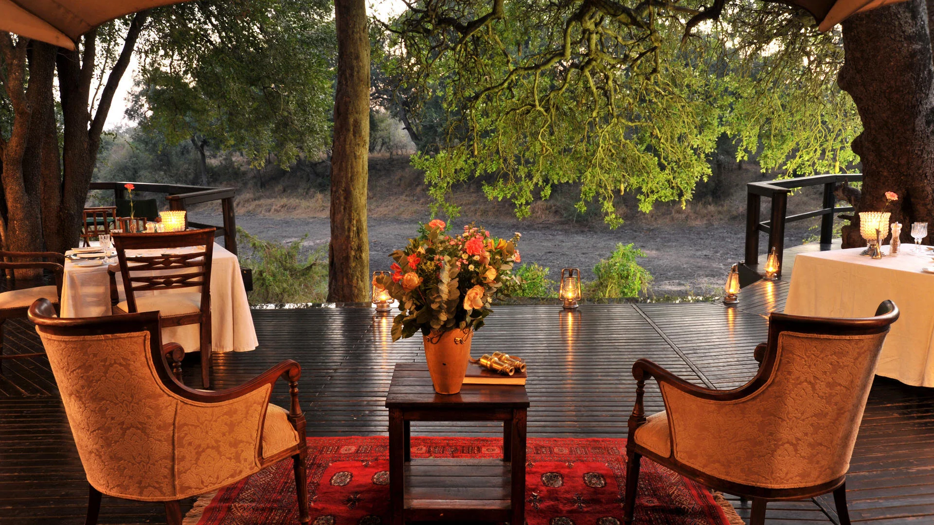 hamiltons_tented_camp_-_deck_area.jpg