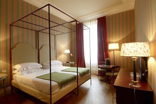 DELUXE ROOM (1).JPG