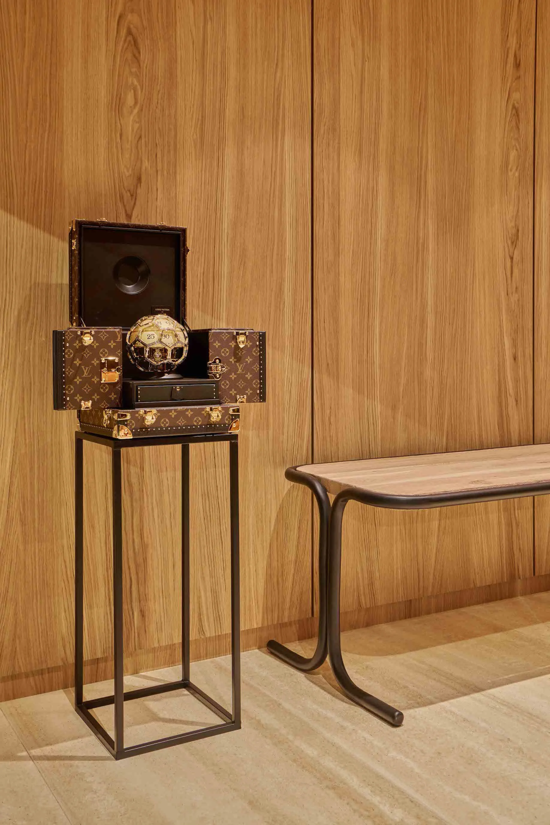 LOUIS VUITTON MENrsquo;S FALL WINTER 2026 EMPTY SET 8-27.jpg