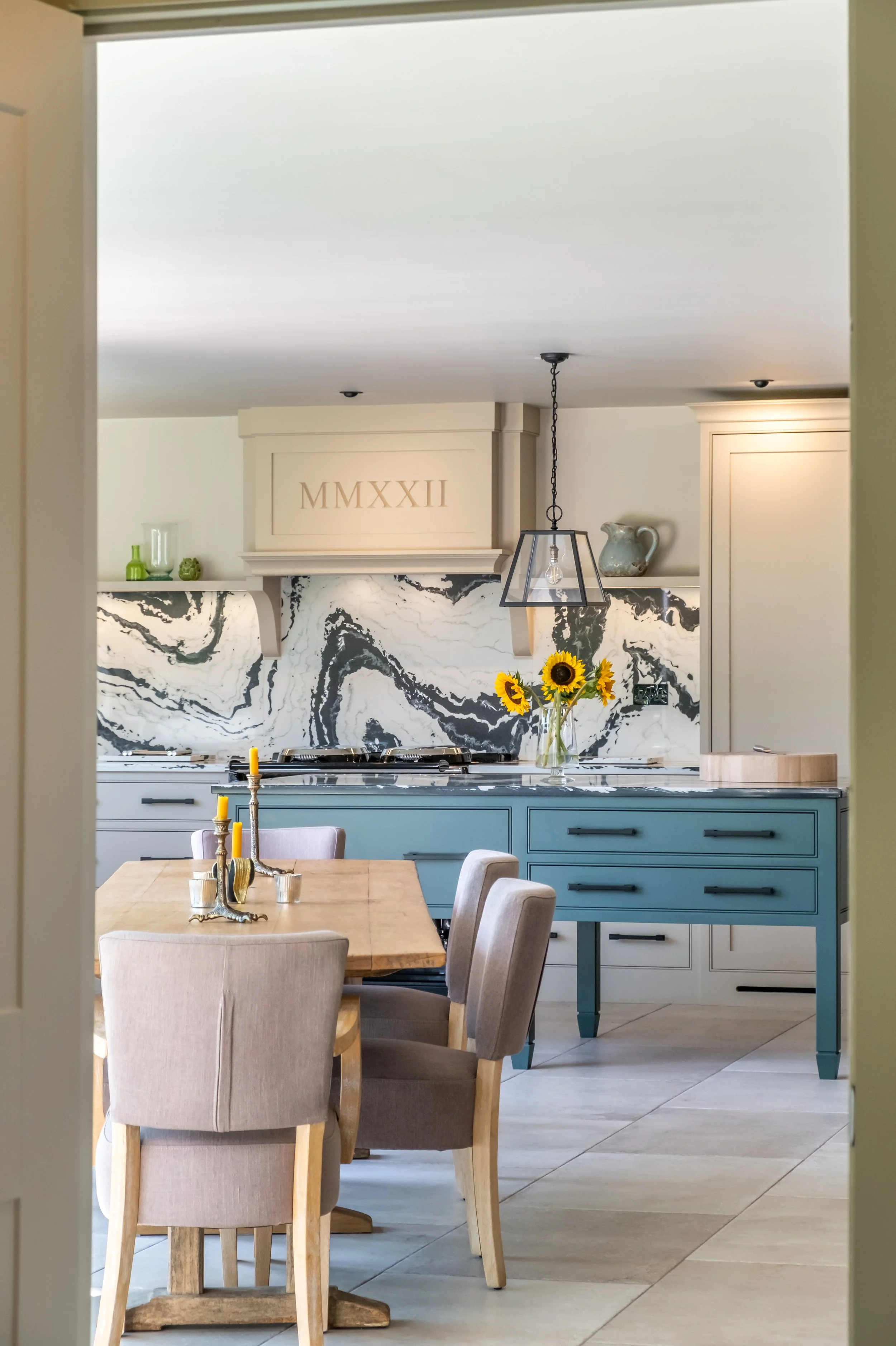 Kingsley House - kitchen island fr loung [P].jpg