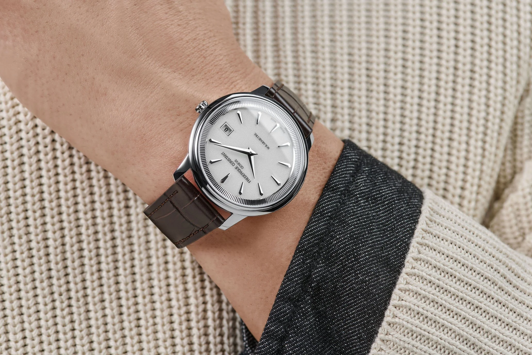 2026_Frederique_Constant_Classics_Moneta_Solarmetre_LifeStyle_man_FC-120W3S6_1925.jpg