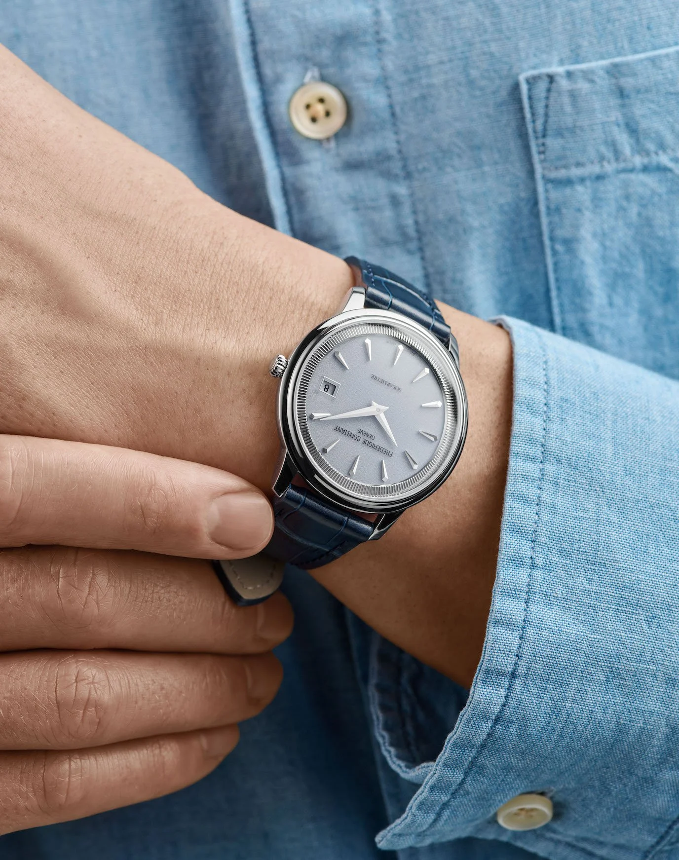 2026_Frederique_Constant_Classics_Moneta_Solarmetre_LifeStyle_man_FC-120LB3S6_2680.jpg