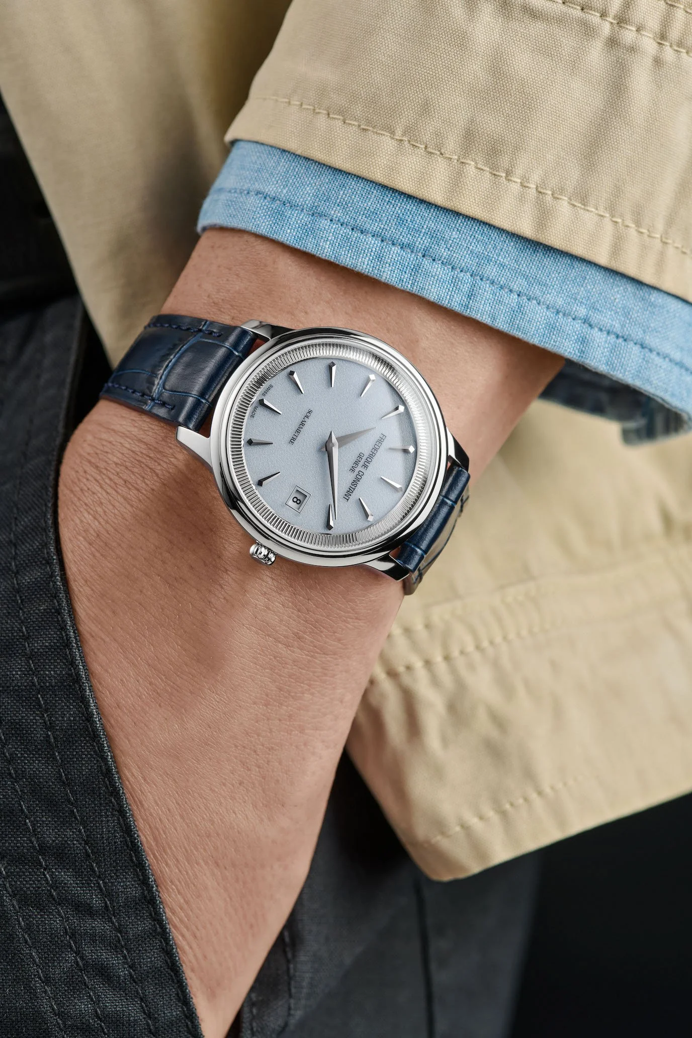 2026_Frederique_Constant_Classics_Moneta_Solarmetre_LifeStyle_man_FC-120LB3S6_2607.jpg