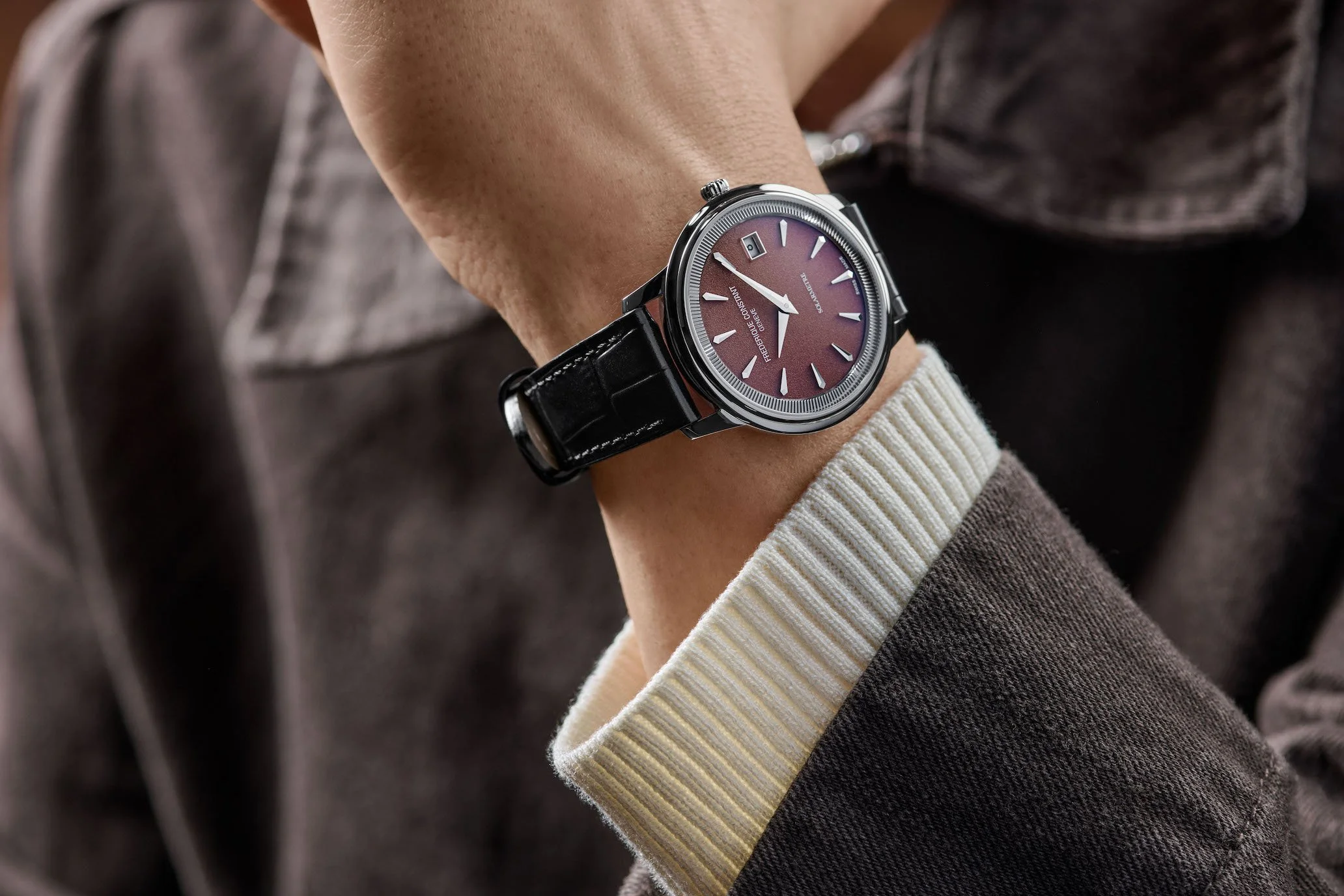 2026_Frederique_Constant_Classics_Moneta_Solarmetre_LifeStyle_man_FC-120BRG3S6_3962.jpg