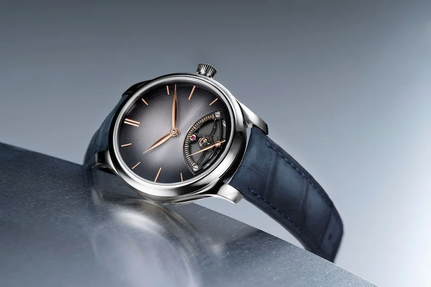 HMoser_1252-1200_Endeavour_Retrograde_Seconds__Lifestyle_side_front.jpg
