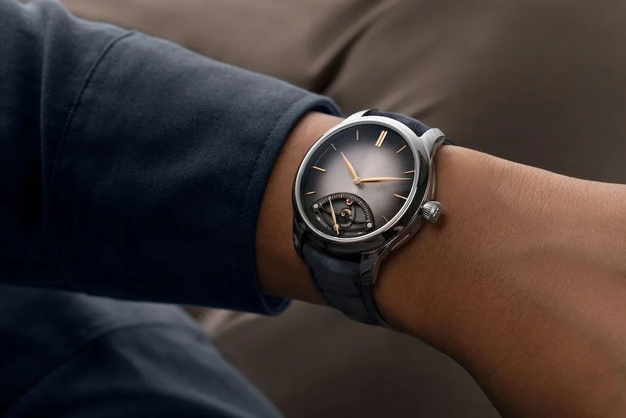 HMoser_1252-1200_Endeavour_Retrograde_Seconds__Lifestyle_Wristshot_Check.jpg