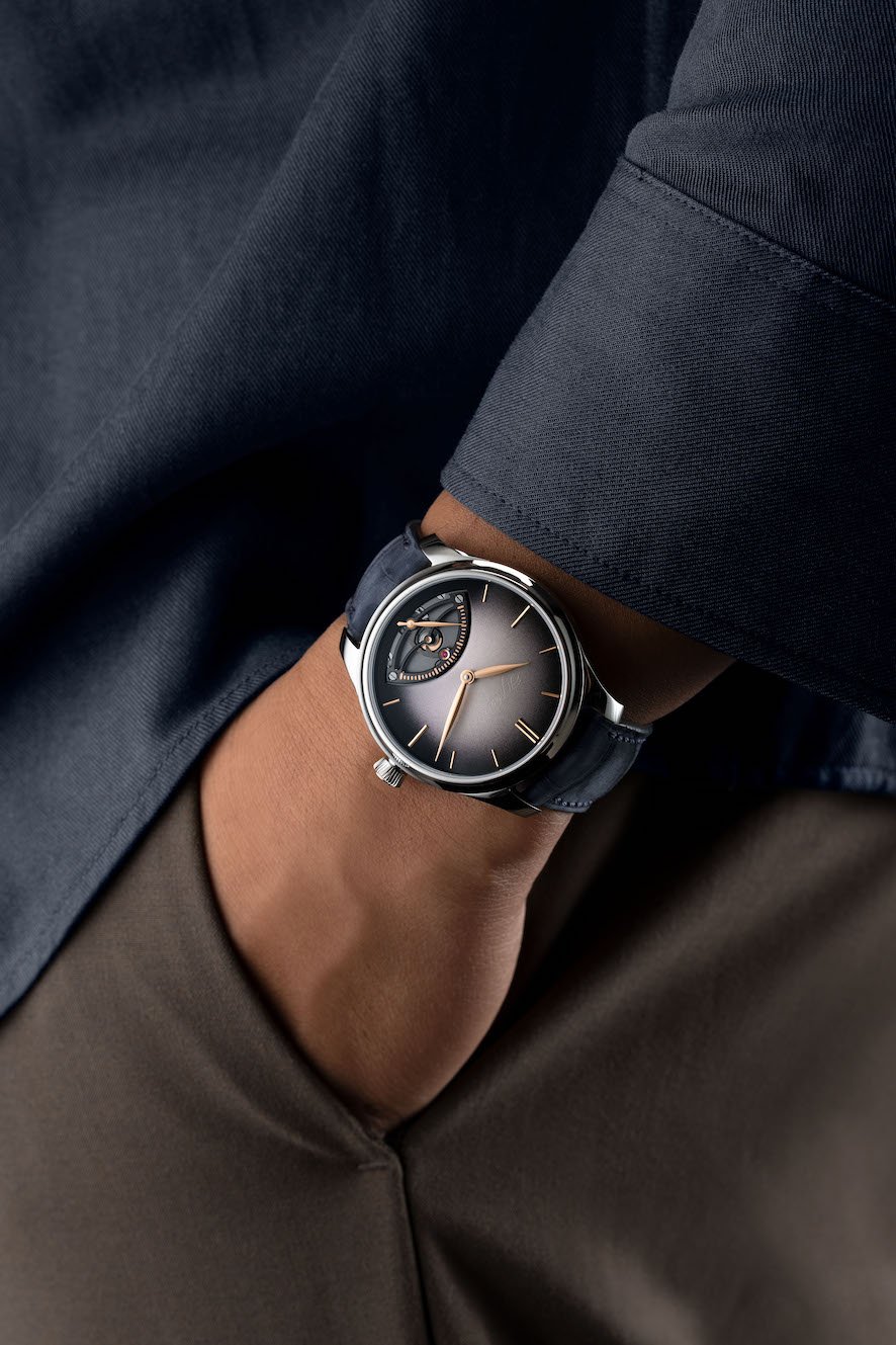 HMoser_1252-1200_Endeavour_Retrograde_Seconds__Lifestyle_Wristshot_Pocket_Vertical.jpg