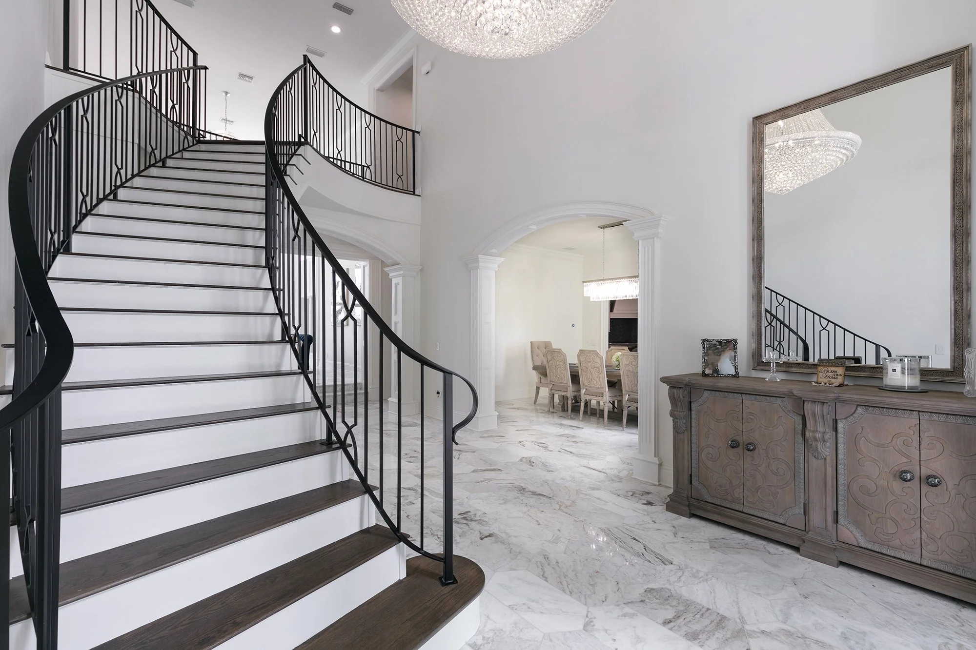 4_foyer 2.jpg