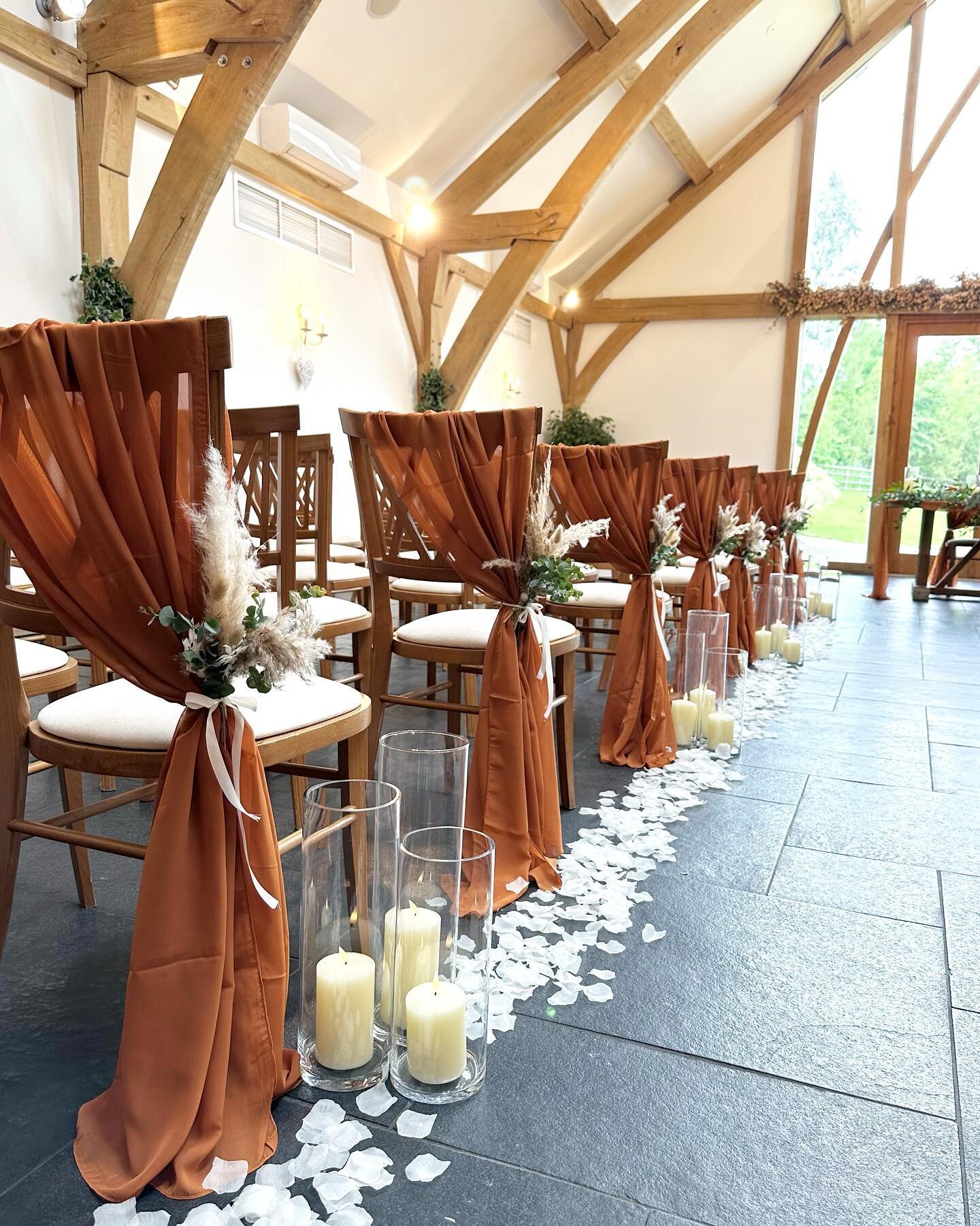 A U T U M N // Is it too early to start dreaming about those warm autumnal tones yet?! 🍂 

Still proving so popular, our BEAUT burnt orange chair drapes lined the aisle here, at the gorgeous @mythebarnweddings!

We ADORE the detail of the the added 