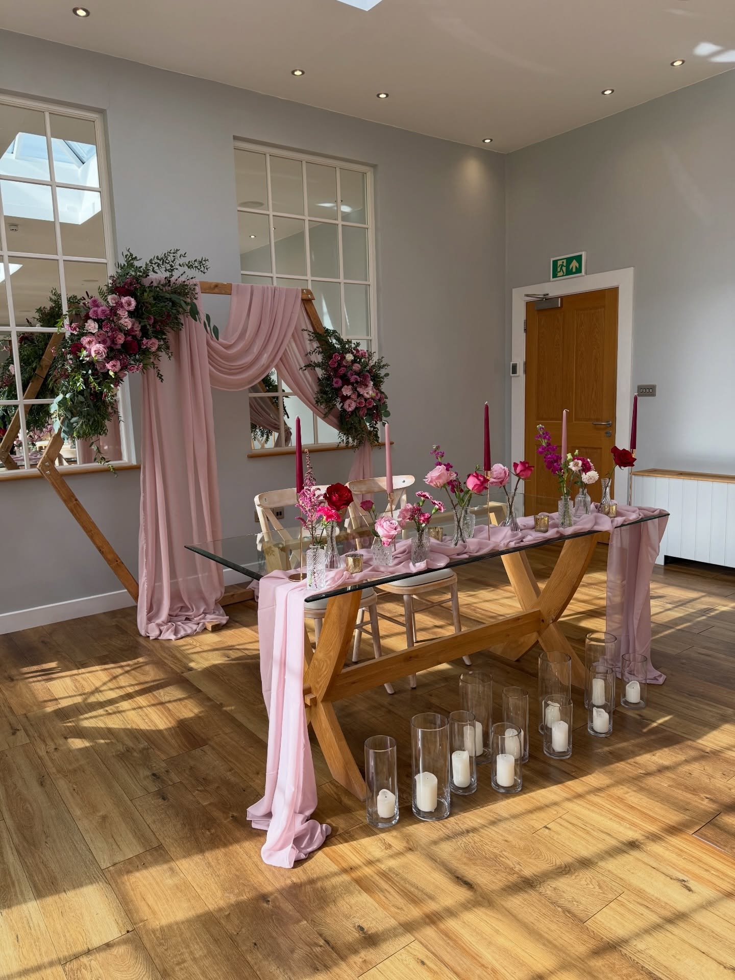 V A L E N T I N E S // The perfect excuse to bring a little colour to the feed, and where better than the beautiful @bredenburycourtbarns! 🩷🌹

This one simply ooozed romance! A soft pink and deep burgundy colour palette with coloured candles to com