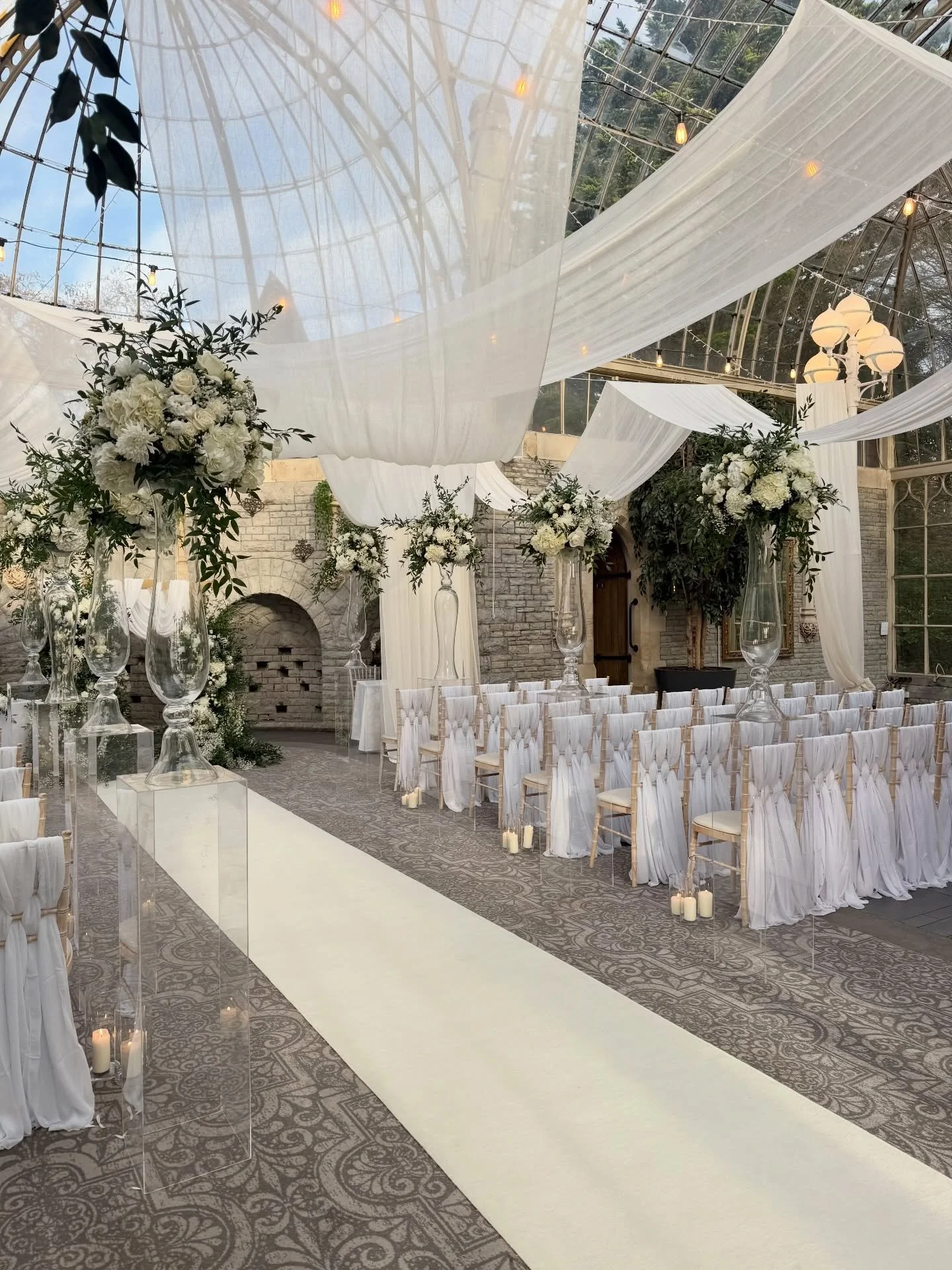 T O R T W O R T H // Monochrome magic at the gorgeous @tortworth_court_weddings! 🖤🤍

We are still so OBSESSED with this dreamy collab with the fabulous @pamplemoussefloralevents and @drap.d_ ! Floaty fabric, THOSE florals and the perfect pops of bl