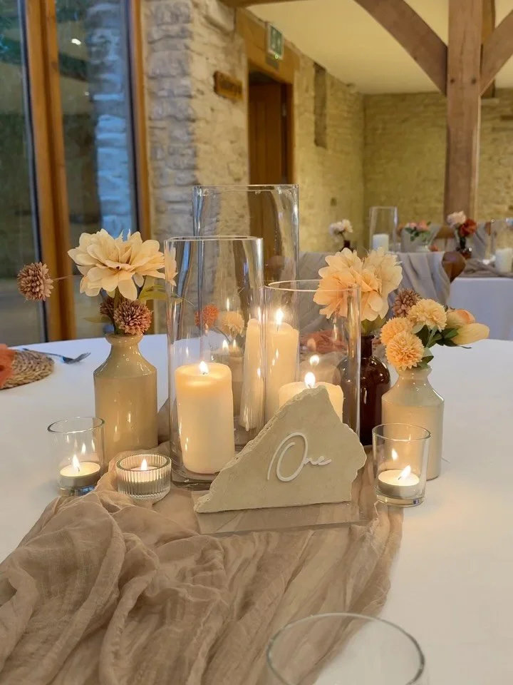 A U T U M N // This wedding was simply EVERYTHING, at the stunning @kingscotebarn! 🤍✨

The most beautiful mixture of neutral tones and textures with the odd pop of burnt orange to ensure we felt alllllll the autumn viiibes! OBSESSED! 🍂 
.
.
.
#wedd