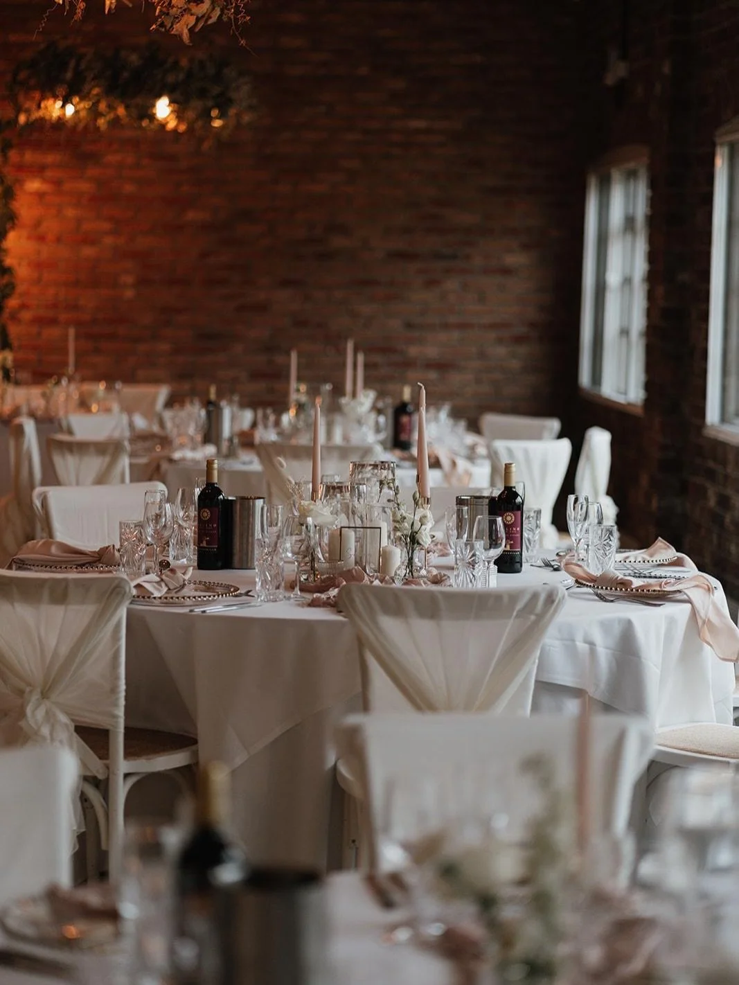 R O M A N T I C // A little moment of magic ✨

From textured fabrics, gold accents and soft candlelight, every detail is styled to come together to create the most romantic setting! 

Still so OBSESSED with this beauty, at the gorgeous @larkspurlodge