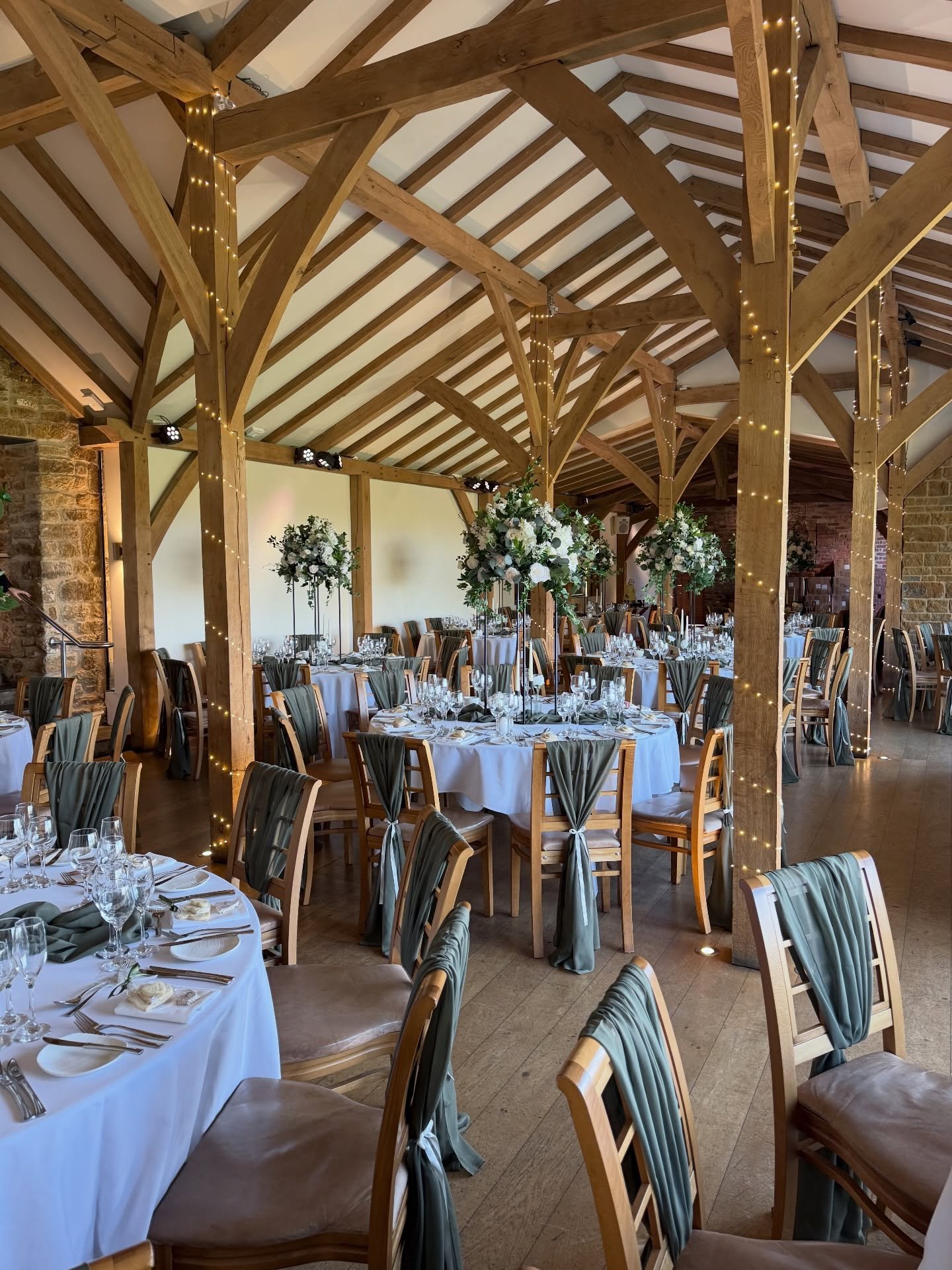 C E N T R E P I E C E S // Did you know that in both our Pearl and Diamond packages, EVERY centrepiece we offer is all included! From tall faux floral risers, to low candle based centres, we have something to suit every style! (link in bio)

And can 