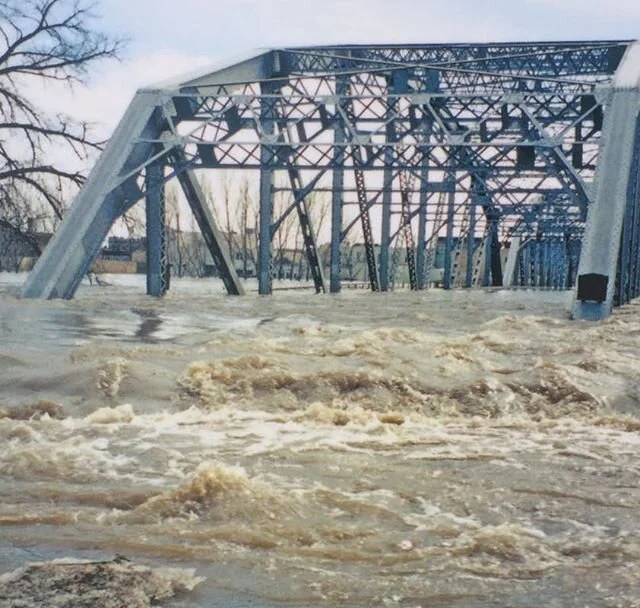 Flood.

I am having a bit of deja vu...last time it was water, this time it is a virus, but in either case it is a flood... In 1997, my senior year of high school ended abruptly when the Red River flooded its banks. The foreign exchange students had 