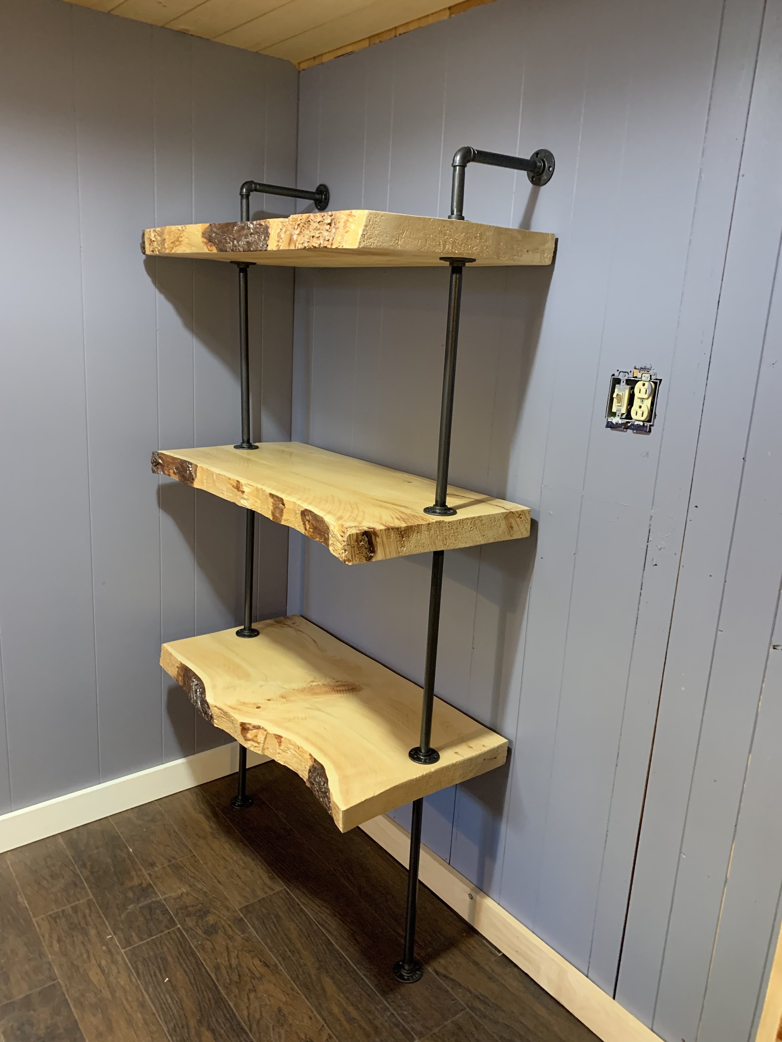 A new look on live-edged shelving